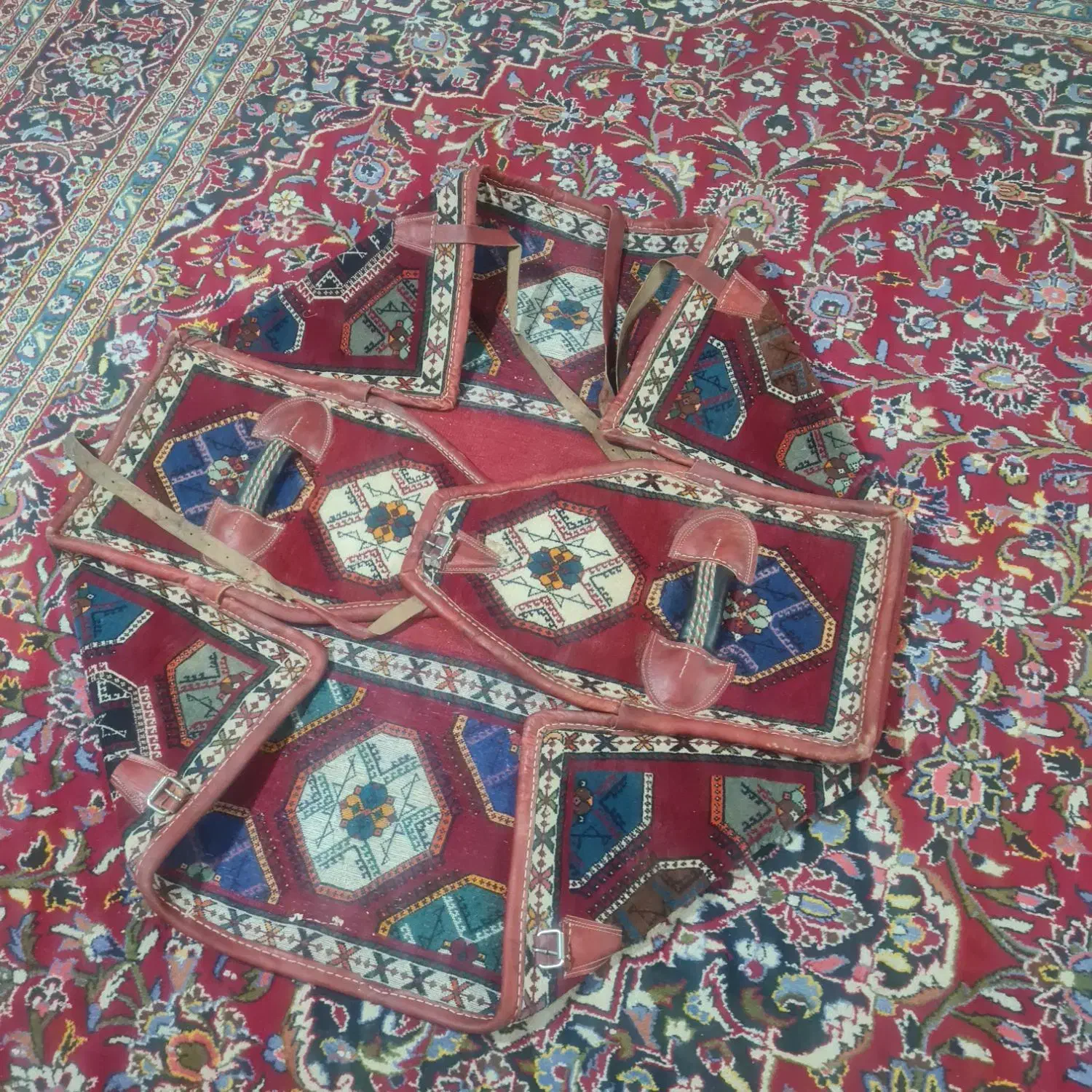 فرش خوابگاه دستباف|فرش|شیراز, تحویلی|دیوار