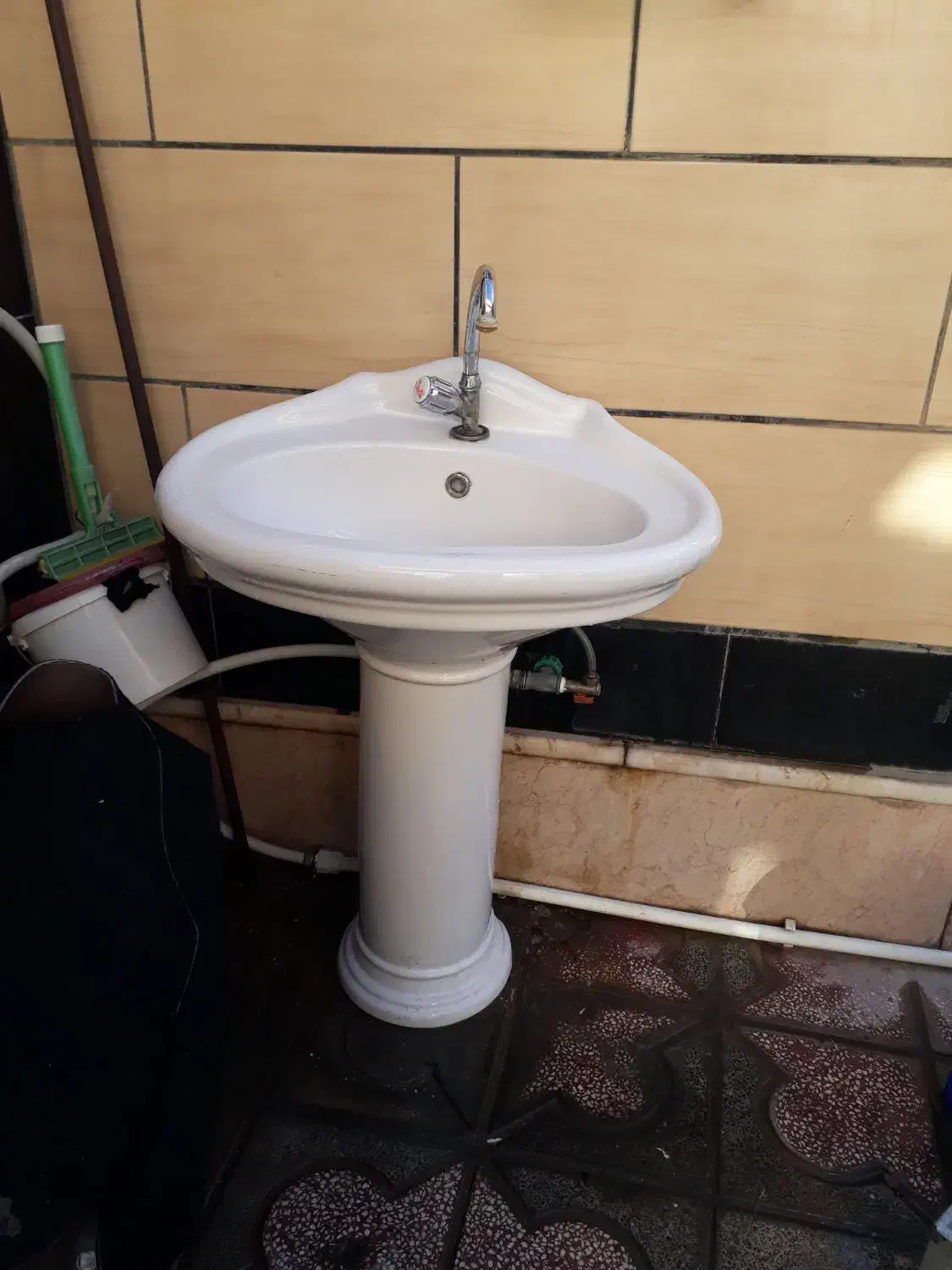 روشویی تمیز بدون شکستگی|لوازم سرویس بهداشتی|شیراز, صاحب الزمان|دیوار