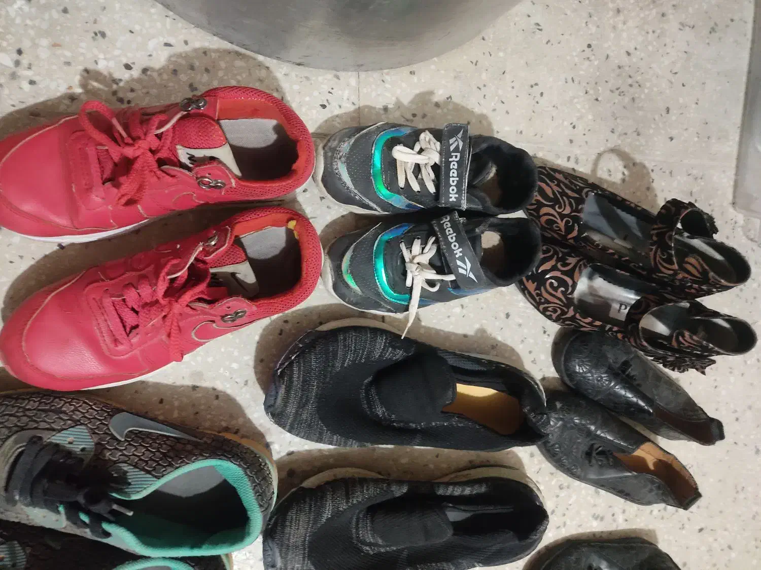 تعدادی کفش زنانه.بچگانه.مردانه|کیف، کفش، کمربند|میمه, |دیوار