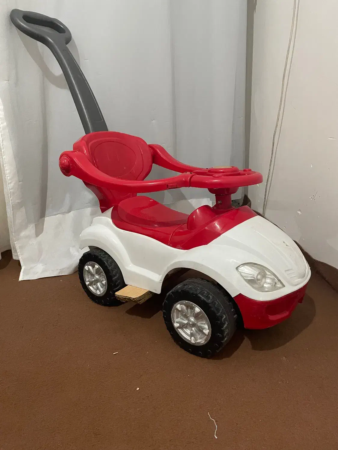 ماشین بچه|اسباب‌بازی بچه|رباط‌کریم, رباط‌کریم|دیوار