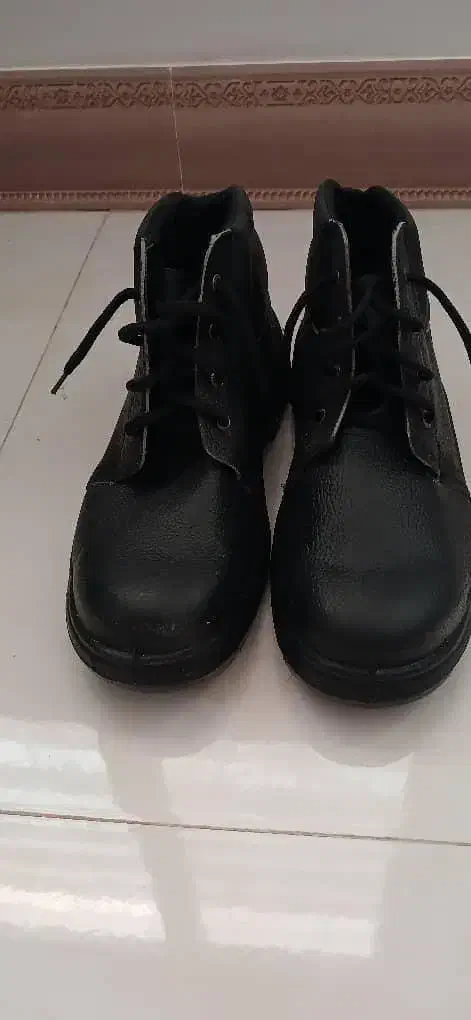 کفش|کیف، کفش، کمربند|صدرا-فارس, فاز ۲|دیوار