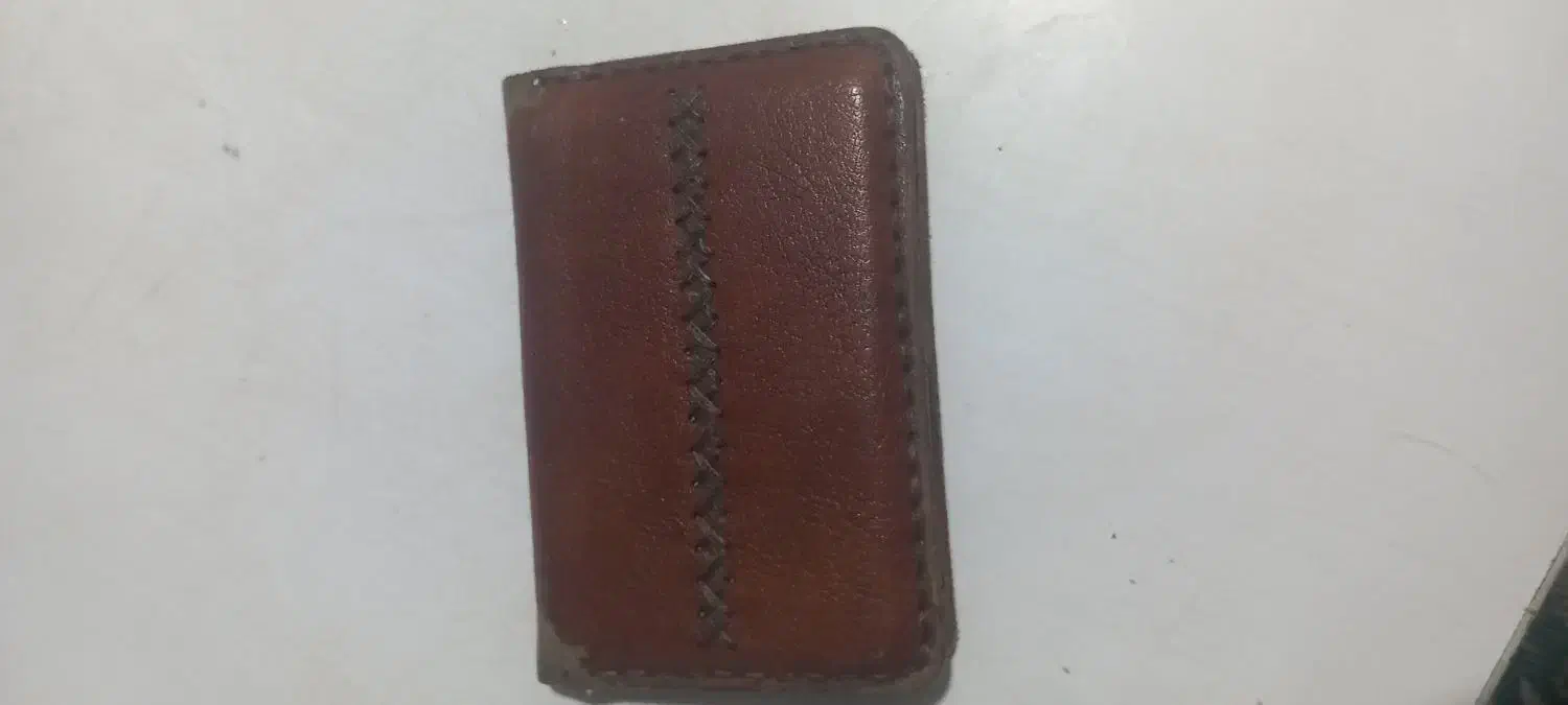 کیف مدارک پیدا شده|اشیا|بومهن, |دیوار