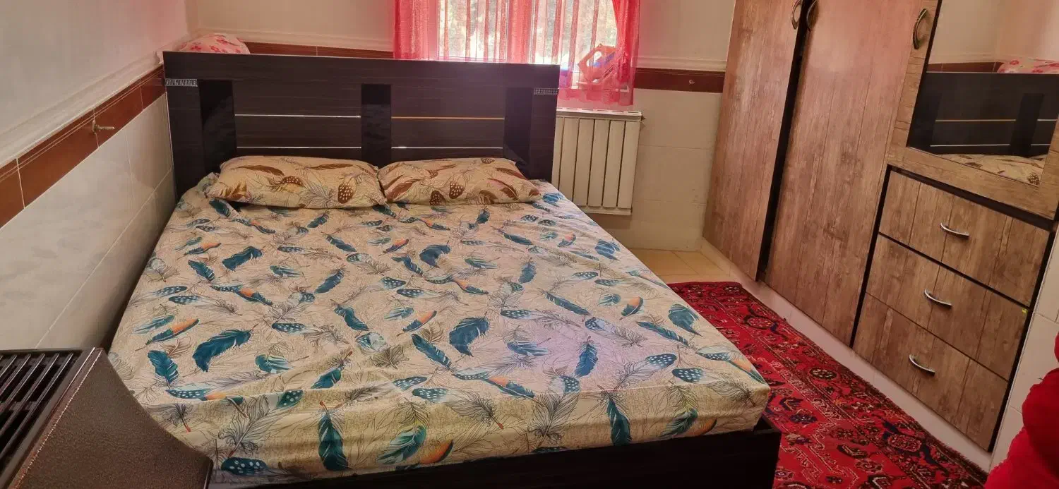 تخت خواب دونفره چوبی باتشک|تخت و سرویس خواب|آبیک, |دیوار