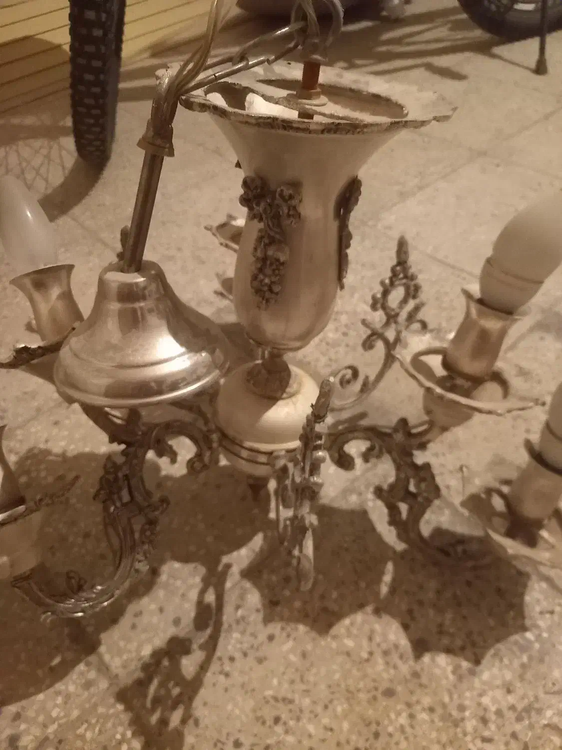 لوستر برنج رنگ نقره ای|لوستر و چراغ آویز|اصفهان, رکن الدوله شرقی|دیوار