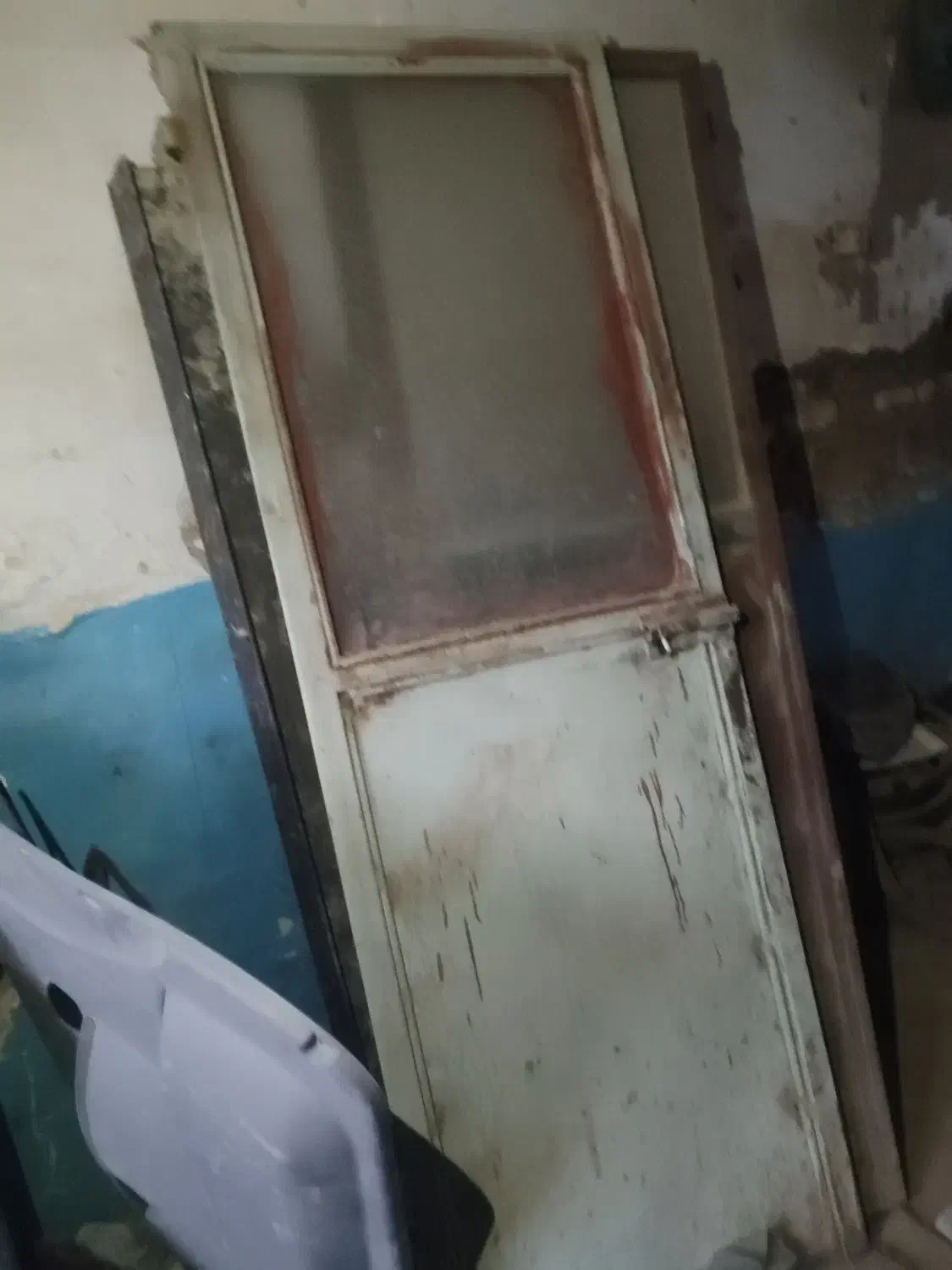 تعدادی درب و پنجره ونبشی استفاده شده.|مصالح و تجهیزات ساختمان|زابل, |دیوار