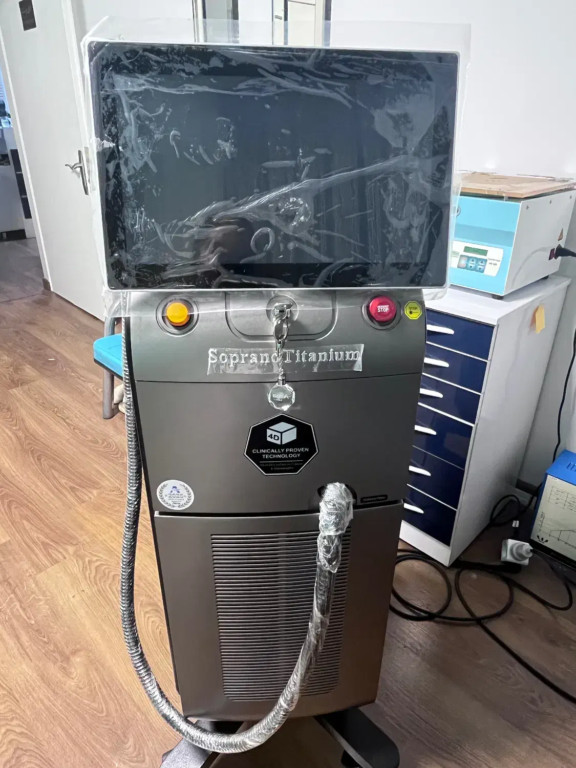 لیزر موهای زائد با دستگاه سوپرانوتیتانیوم ۲۰۲۵|خدمات آرایشگری و زیبایی|تهران, قیطریه|دیوار