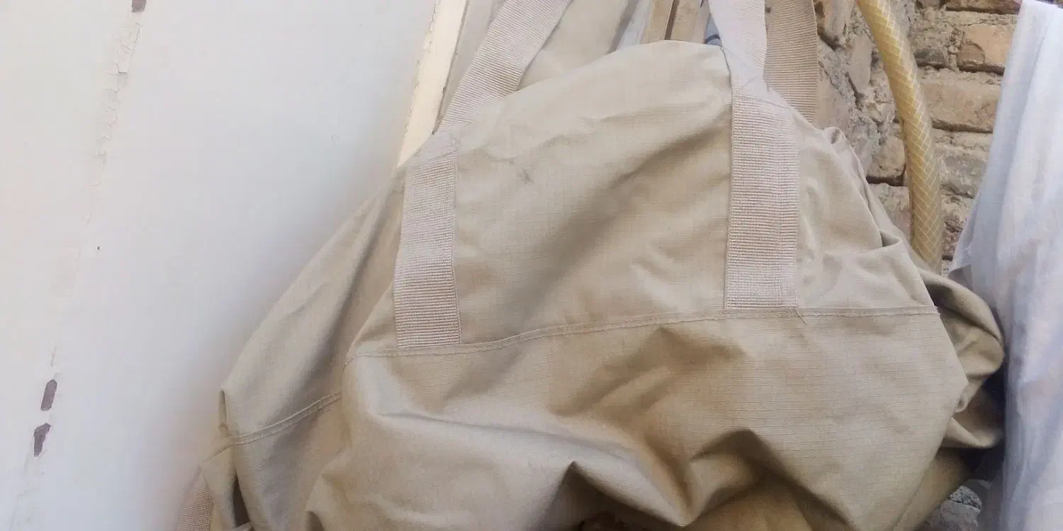 گلدان وکمی گلدان گلی ویک کوله پشتی سربازی|صنایع دستی و سایر لوازم تزئینی|سلماس, |دیوار