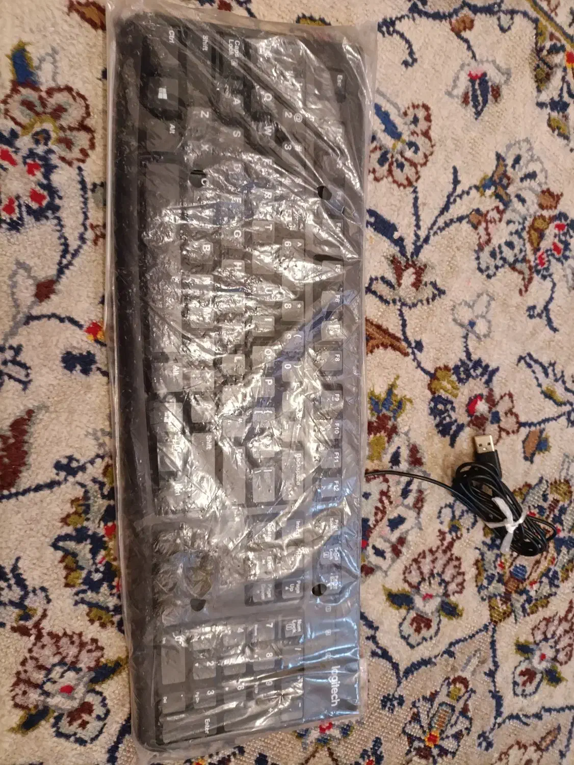 یک مانیتور ال جی و کیبورد لاجی تک|تلویزیون و پروژکتور|تهران, منیریه|دیوار