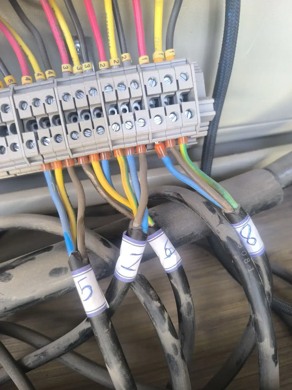 برقکار صنعتی و ساختمانی عیب یابی و رفع اتصالی قطعی|خدمات پیشه و مهارت|کرمان, |دیوار