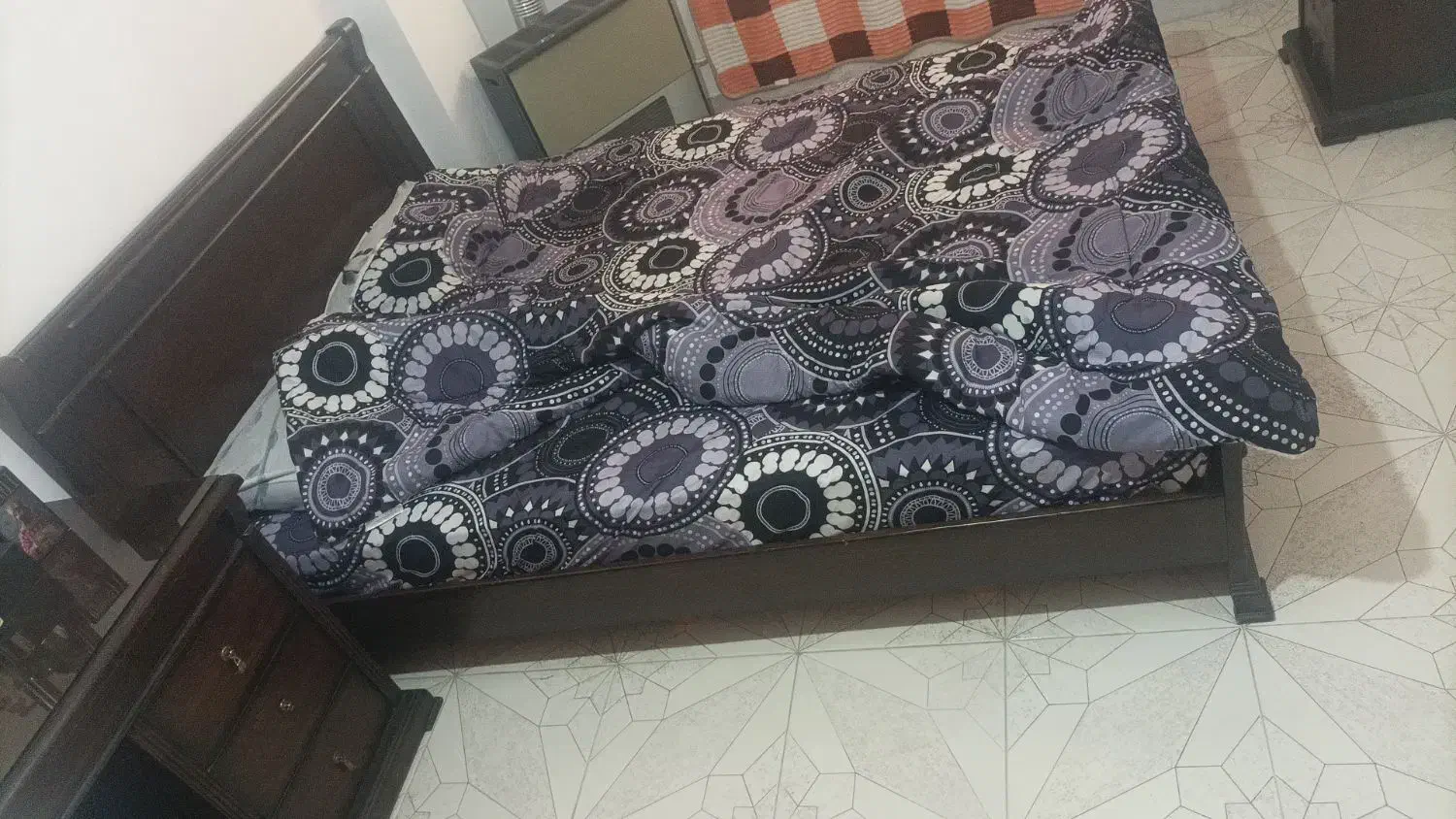 تخت و کنار تختی سرویس کامل|تخت و سرویس خواب|بابلسر, |دیوار