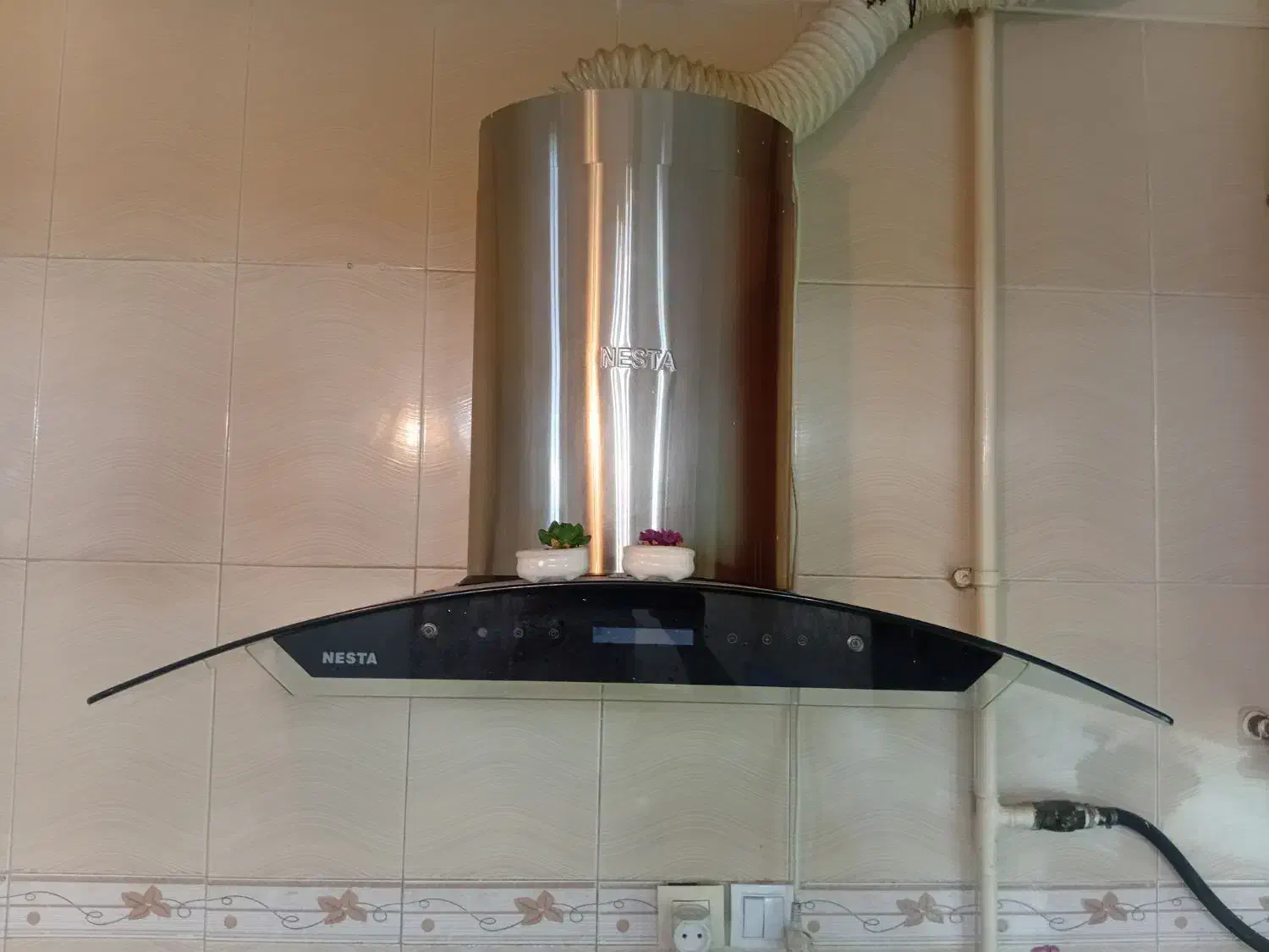 هود نستا|هود|بروجرد, |دیوار