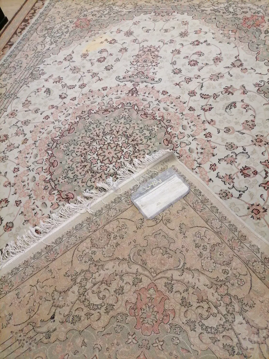 فرش ماشینی کرم رنگ یکسال کار کرده|فرش|کرج, باغ سیب|دیوار