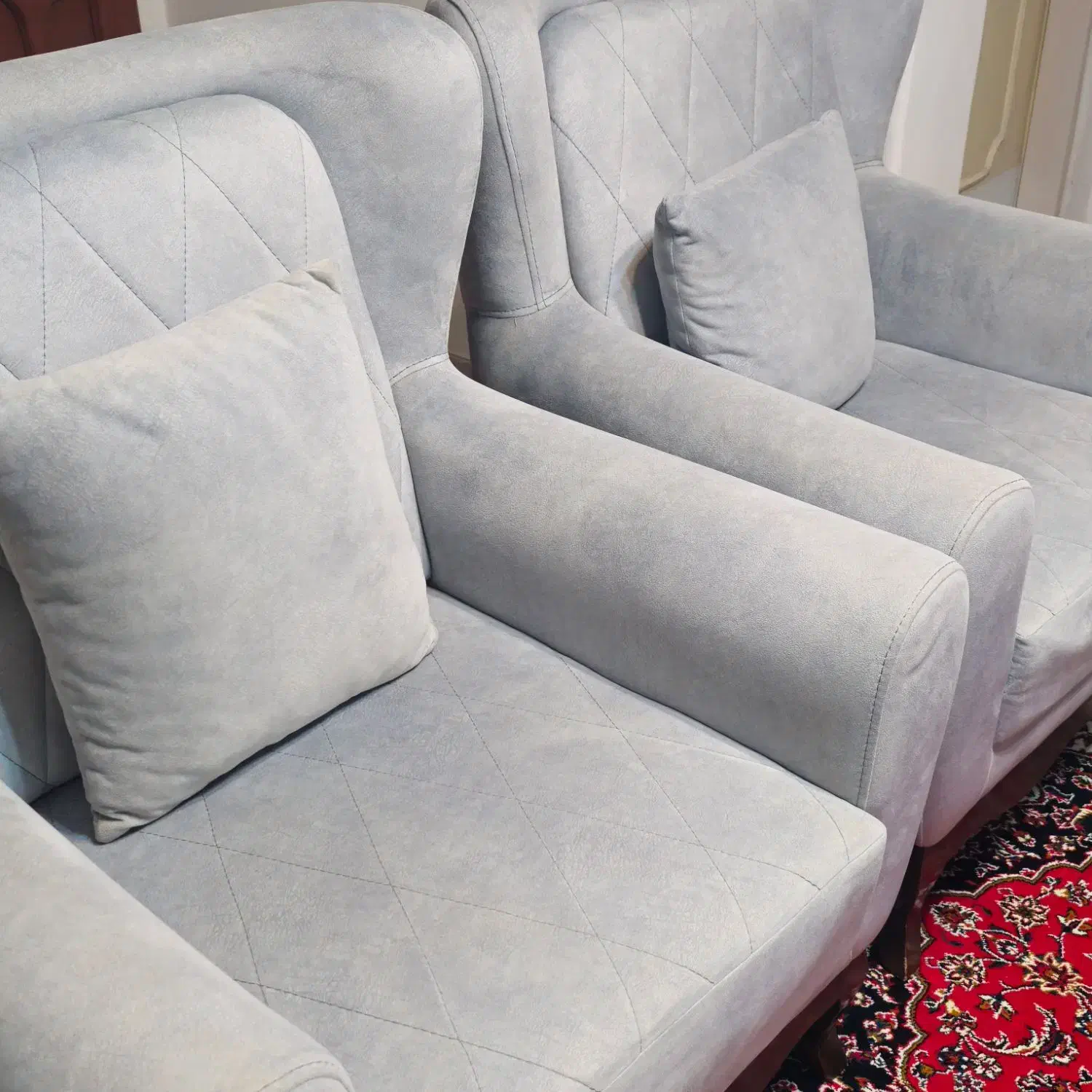 مبل تک نفره ۲ عدد کاملا سالم|مبلمان خانگی و میز عسلی|رشت, استقامت ۱|دیوار