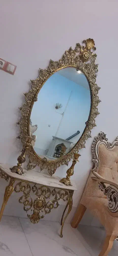 گلدان و میز برنز جنس قدیمی|کلکسیون اشیاء عتیقه|کرمانشاه, |دیوار