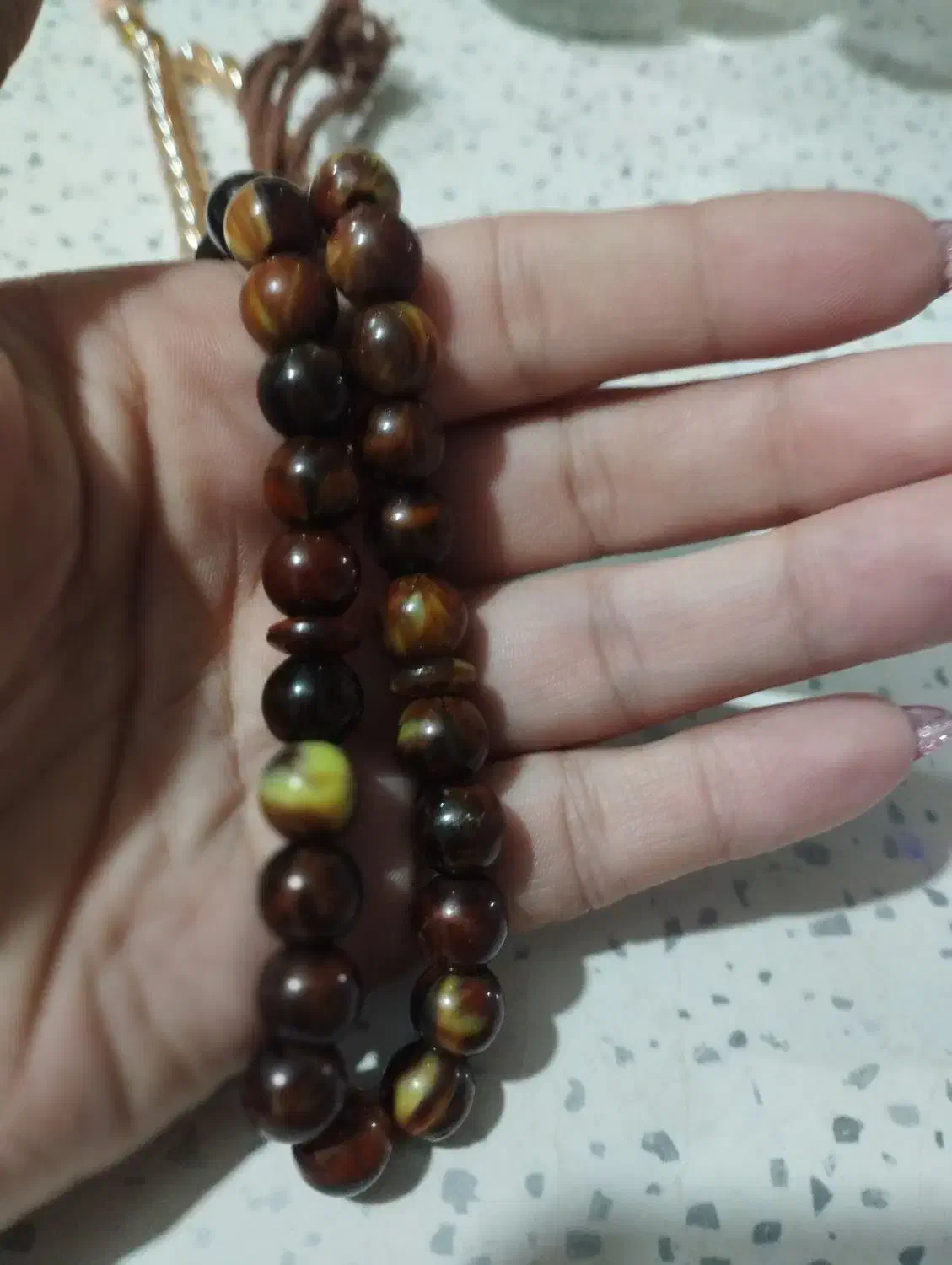 تسبیح سنگ ببری و زینتی خوش رنگ|کلکسیون اشیاء عتیقه|میاندوآب, |دیوار