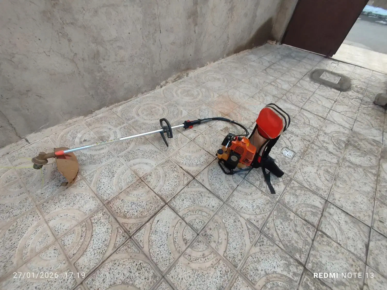 علف زن|ابزارآلات|تاکستان, |دیوار