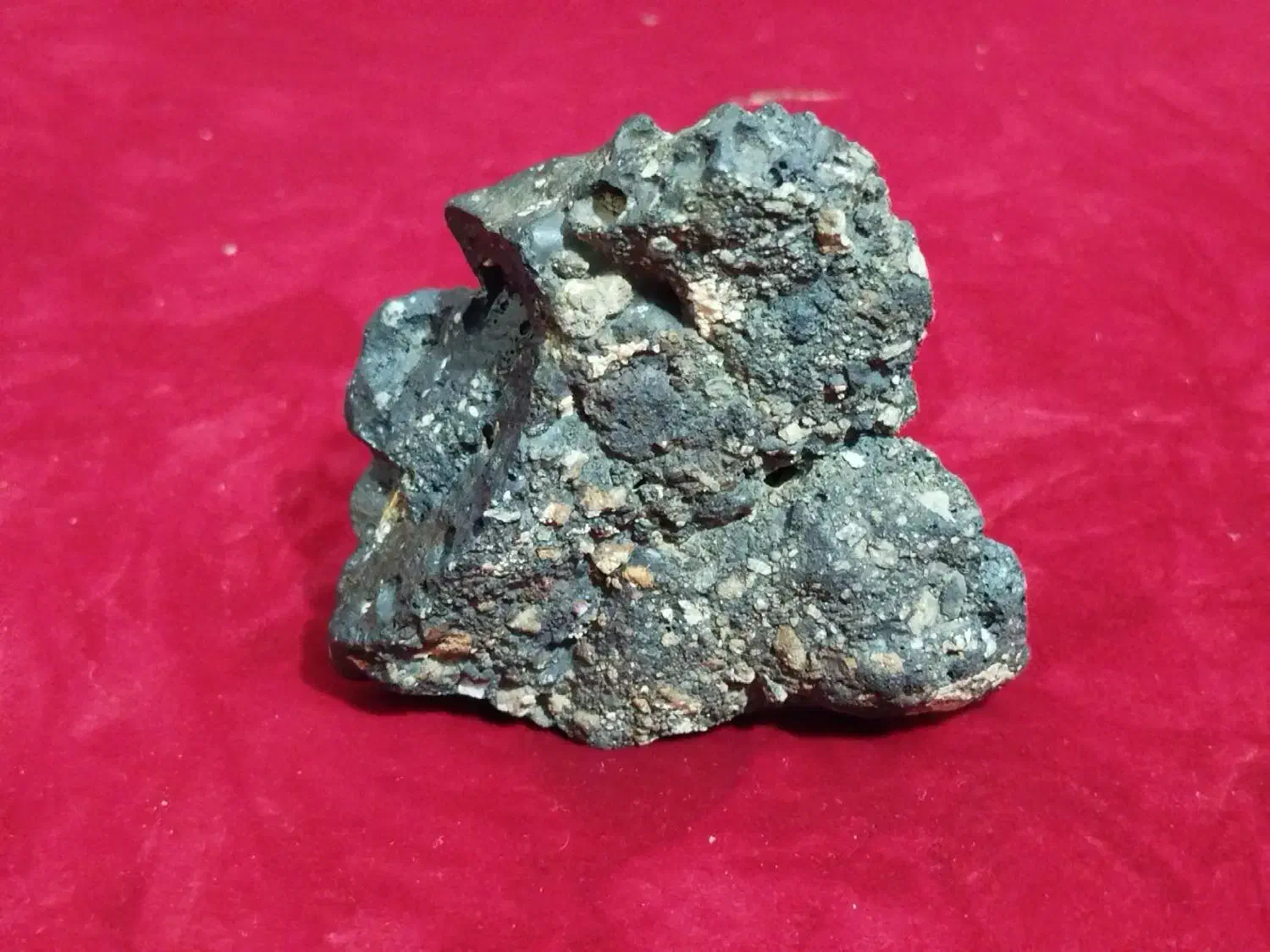 سنگ مشکوک به شهاب سنگ|کلکسیون اشیاء عتیقه|صفادشت, |دیوار