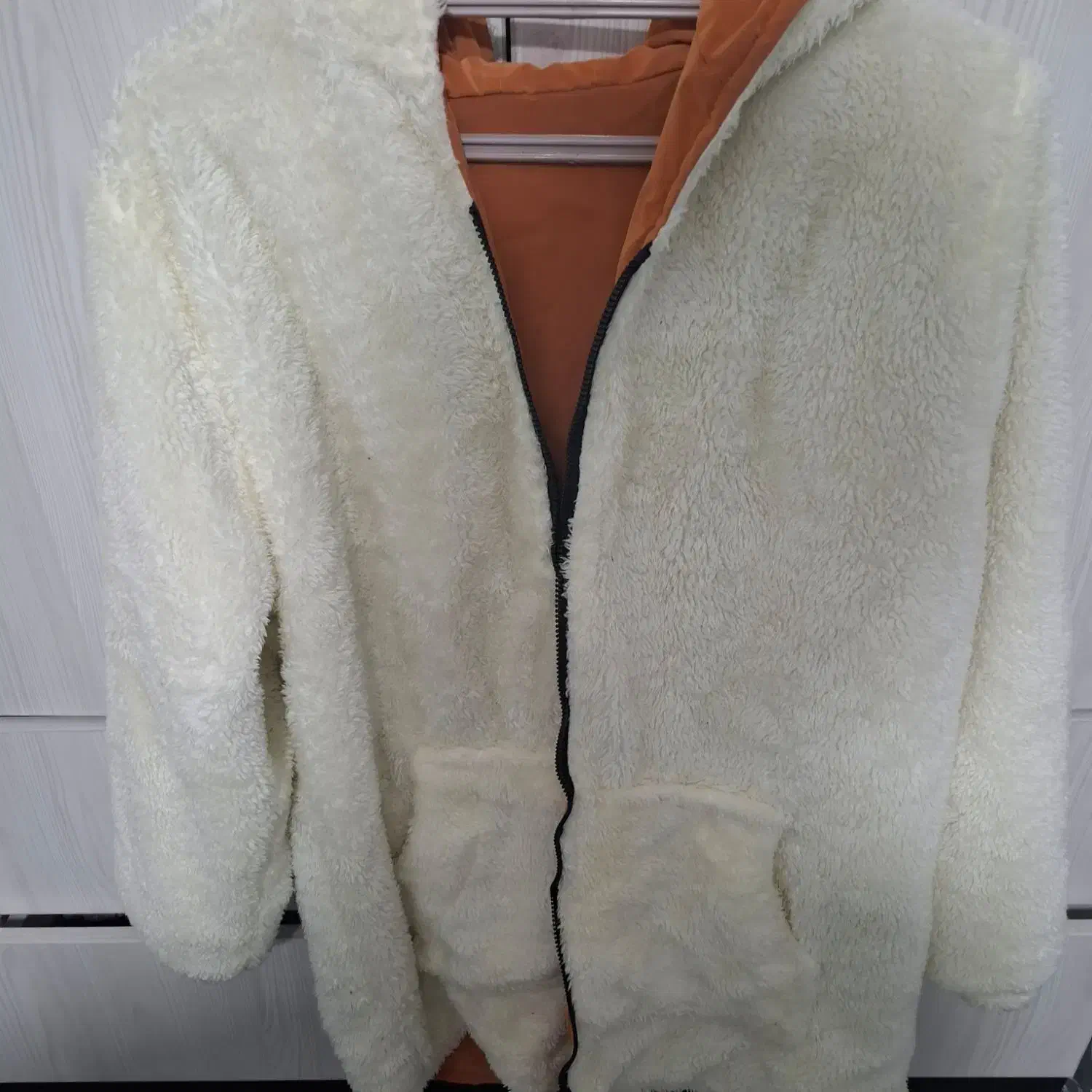 بارونی|لباس|یاسوج, |دیوار