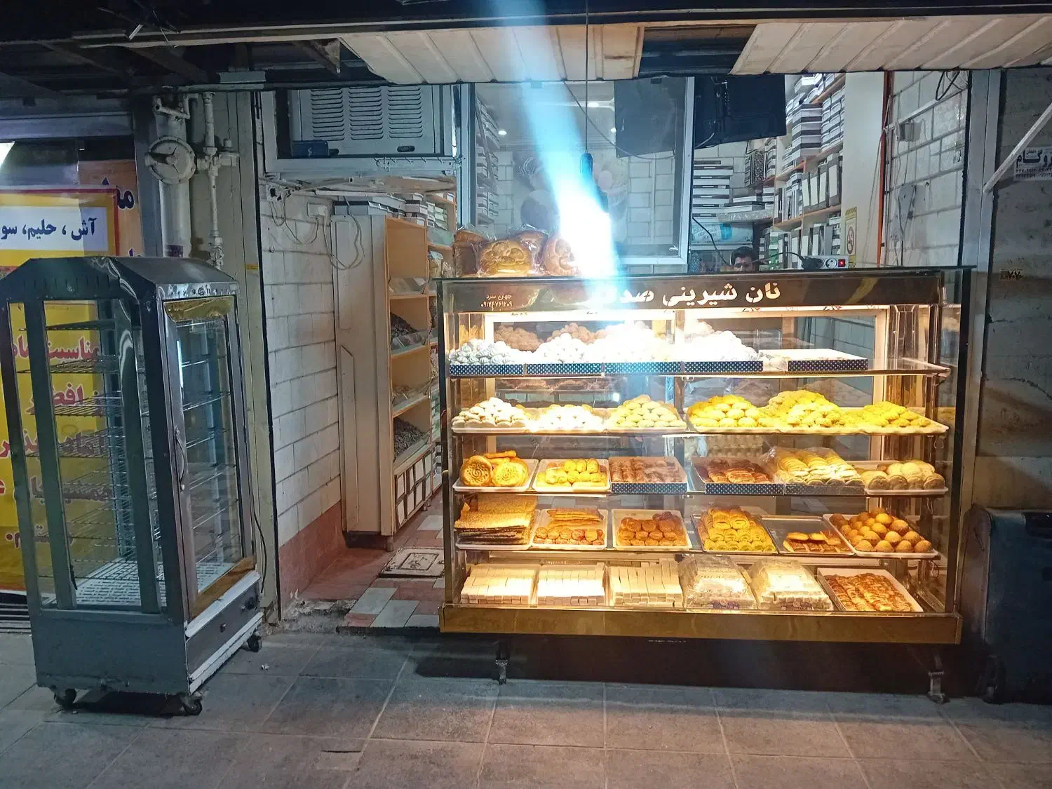 به دو نفر خانم کارمند جهت کار در نان و شیرینی|استخدام خدمات فروشگاه و رستوران|تهران, راه آهن|دیوار