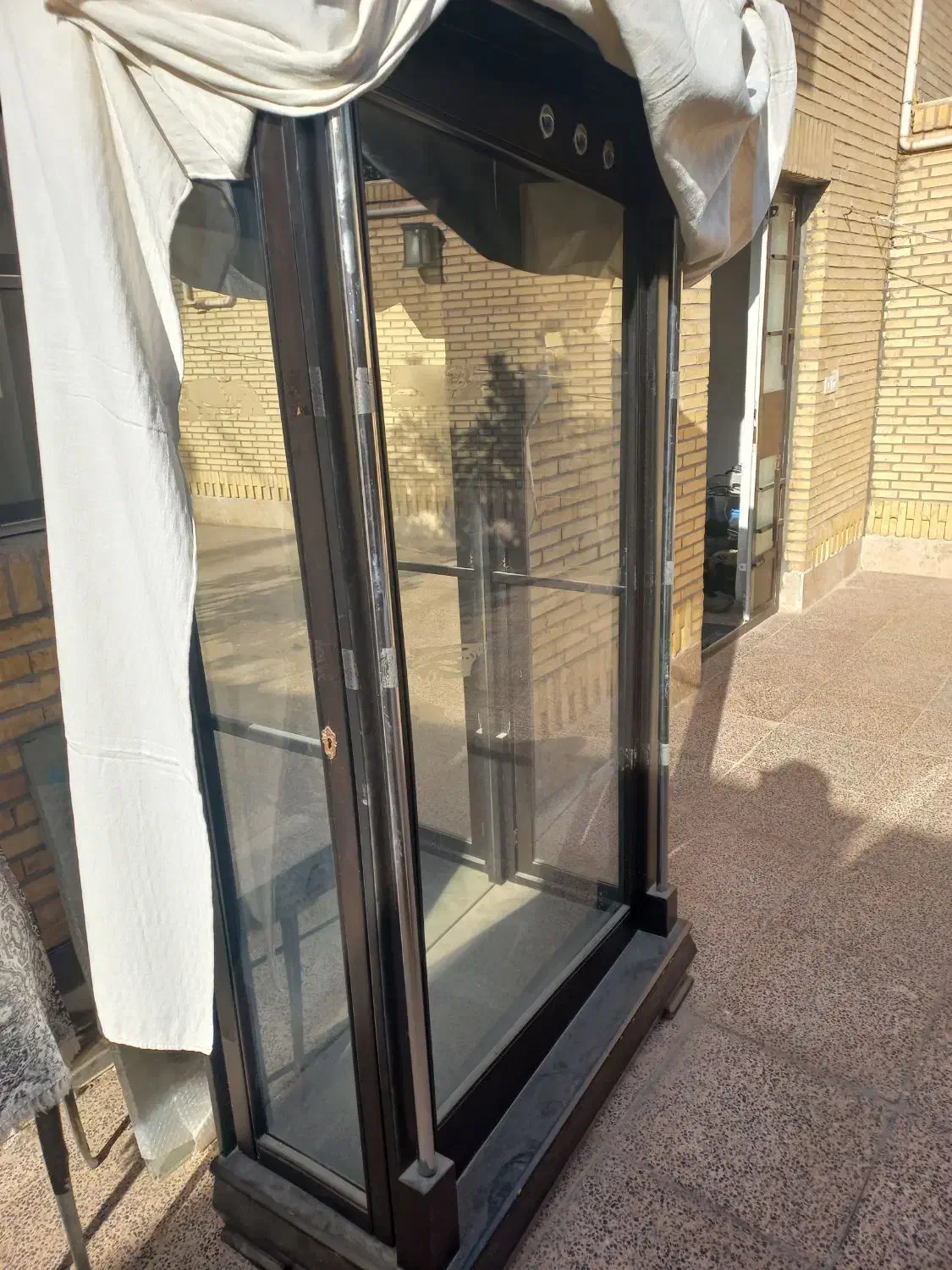 بوفه با شیشه های سالم ۴ طبقه واقعا نو|بوفه، ویترین، کنسول|یزد, |دیوار