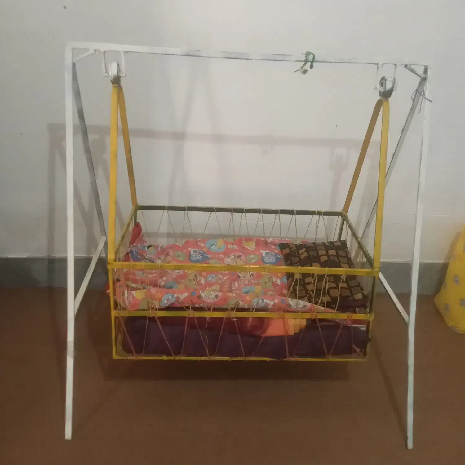 گهواره آهنی|تخت و سرویس خواب|لردگان, |دیوار