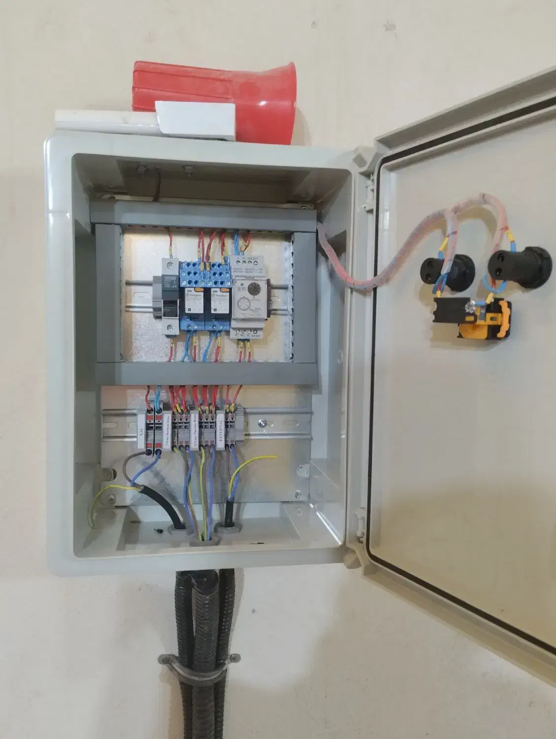 خدمات برق ساختمانی و برق صنعتی برقکار مونتاژ نصاب|خدمات پیشه و مهارت|بندرعباس, |دیوار