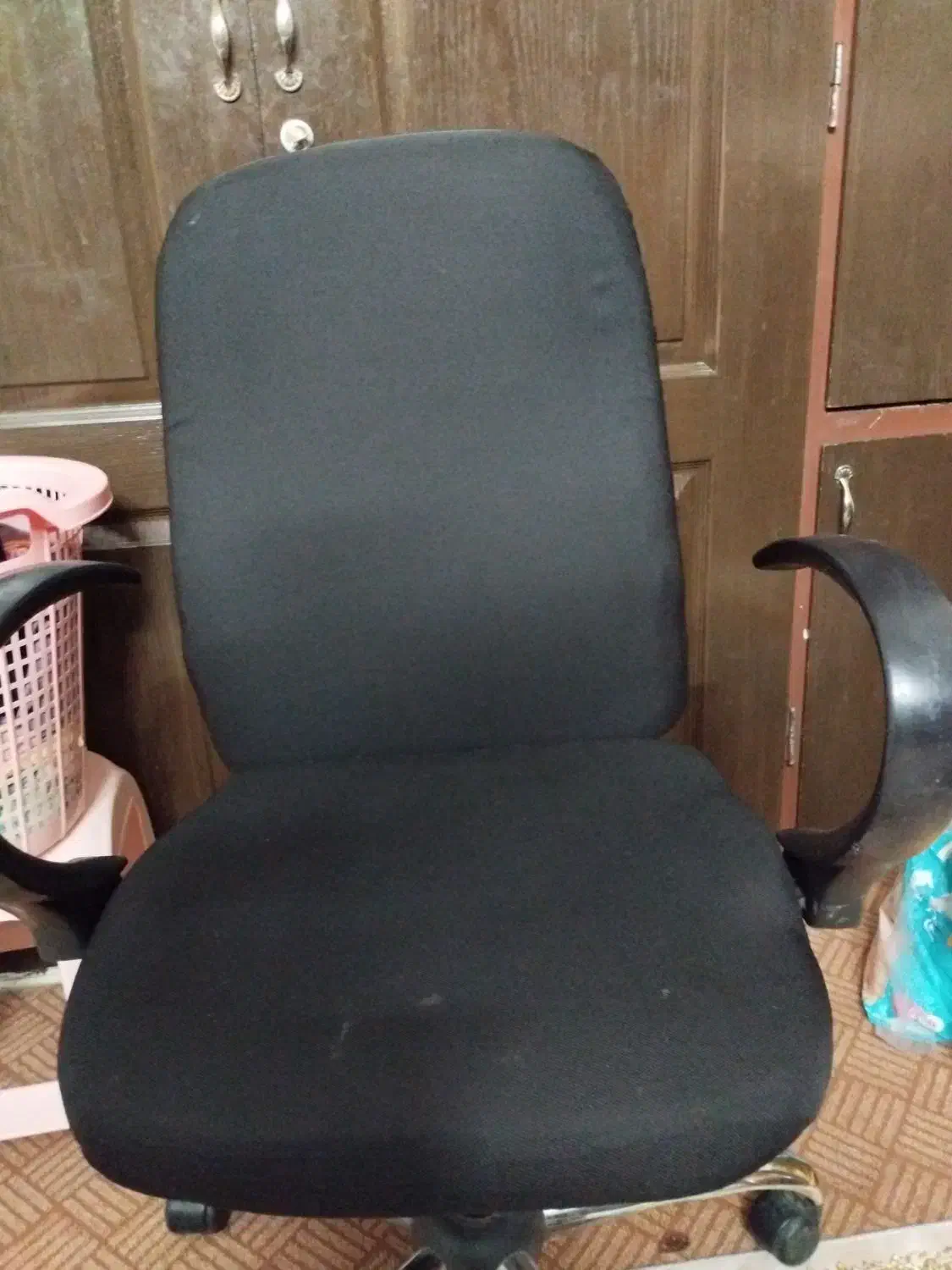 صندلی مشکی چرخ دار|صندلی و نیمکت|قم, شهرک امام حسن|دیوار