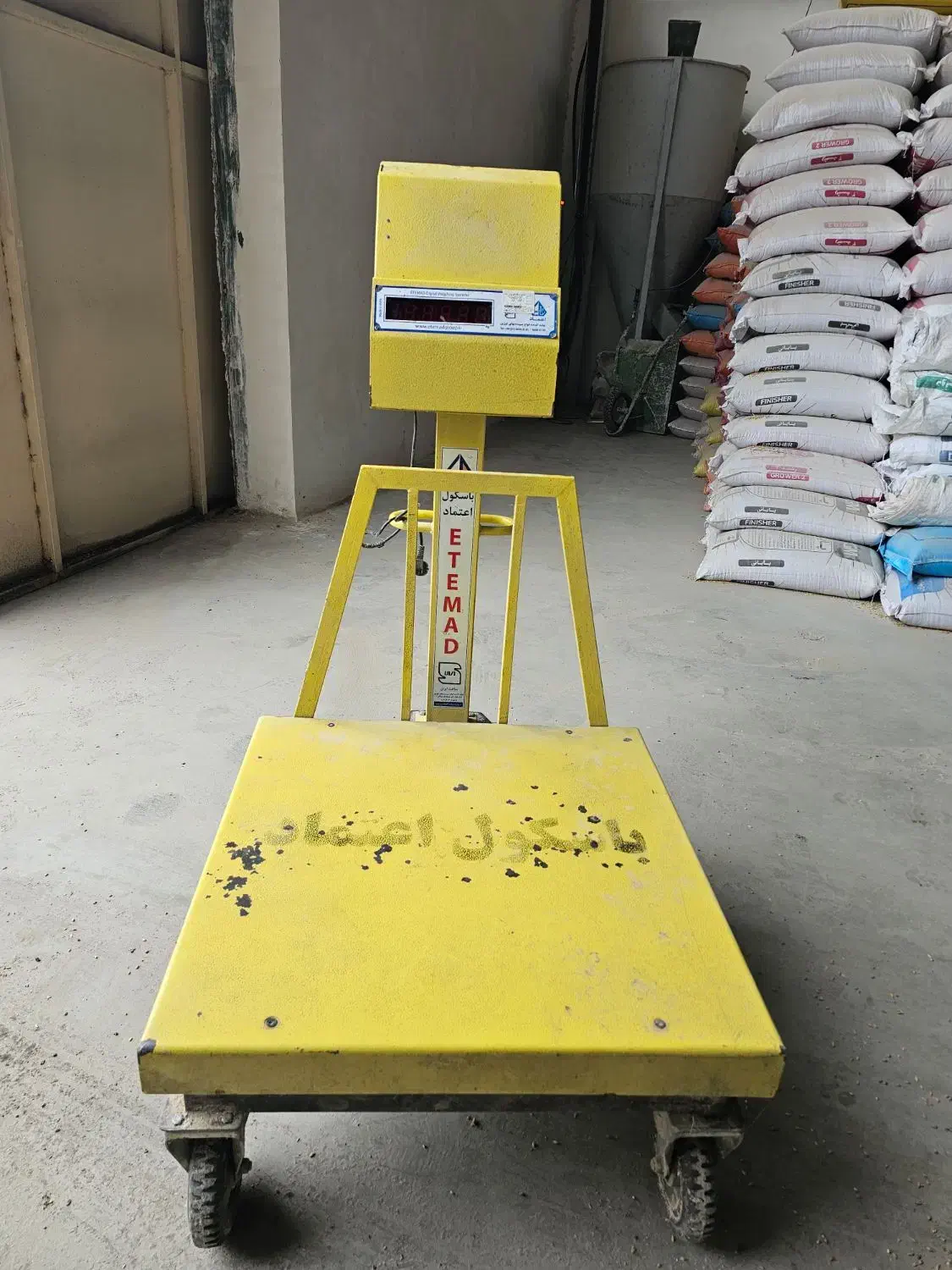 باسکول ۷۰۰ کیلویی اعتماد|ابزارآلات|آمل, |دیوار