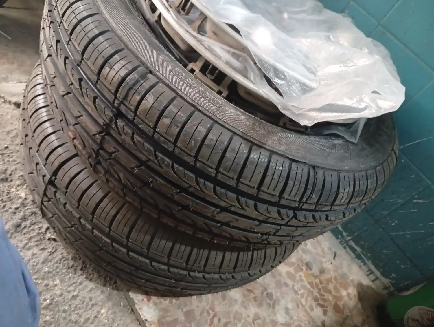 لاستیک 14/منبع اگزوز/خطر عقب پارس|قطعات یدکی و لوازم جانبی|اسلامشهر, شهرک امام حسین (میان آباد)|دیوار