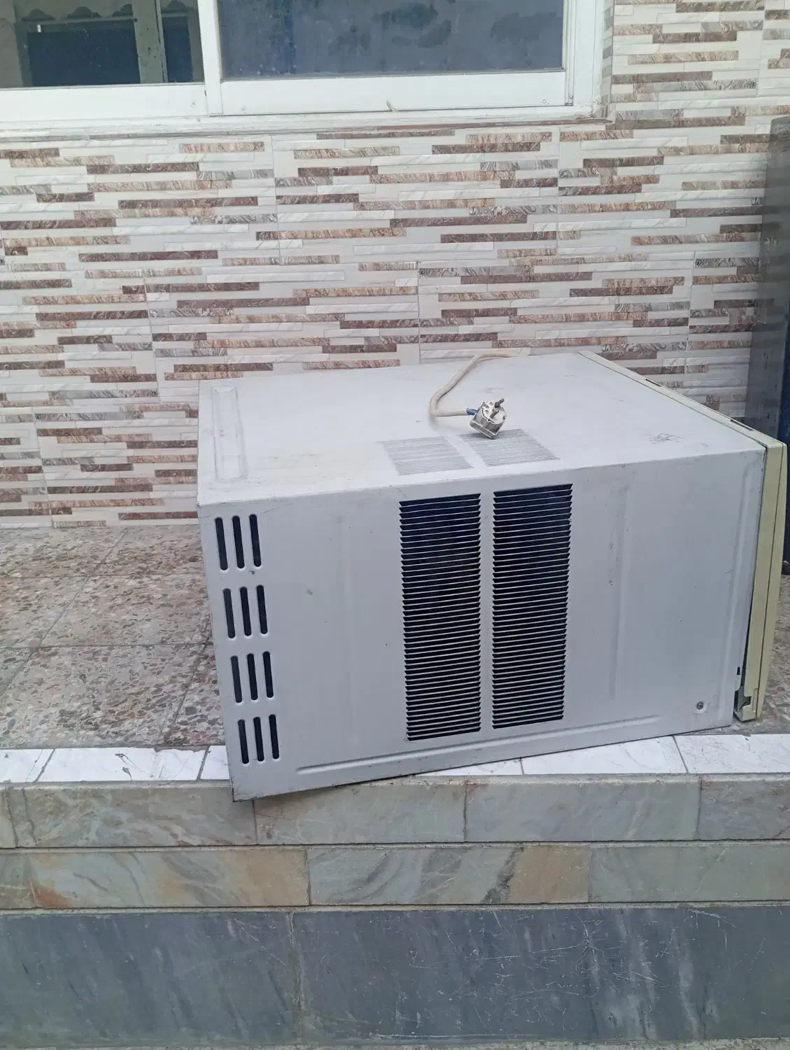 کولر پنجره ای ال جی بهمراه کنترل|کولر گازی و فن‌کوئل|رشت, کوی بیانی|دیوار