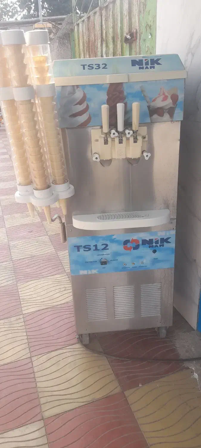 دستگاه بستنی قیفی دور رنگ در حال کار|کافی‌شاپ و رستوران|مزرعه کتول, |دیوار