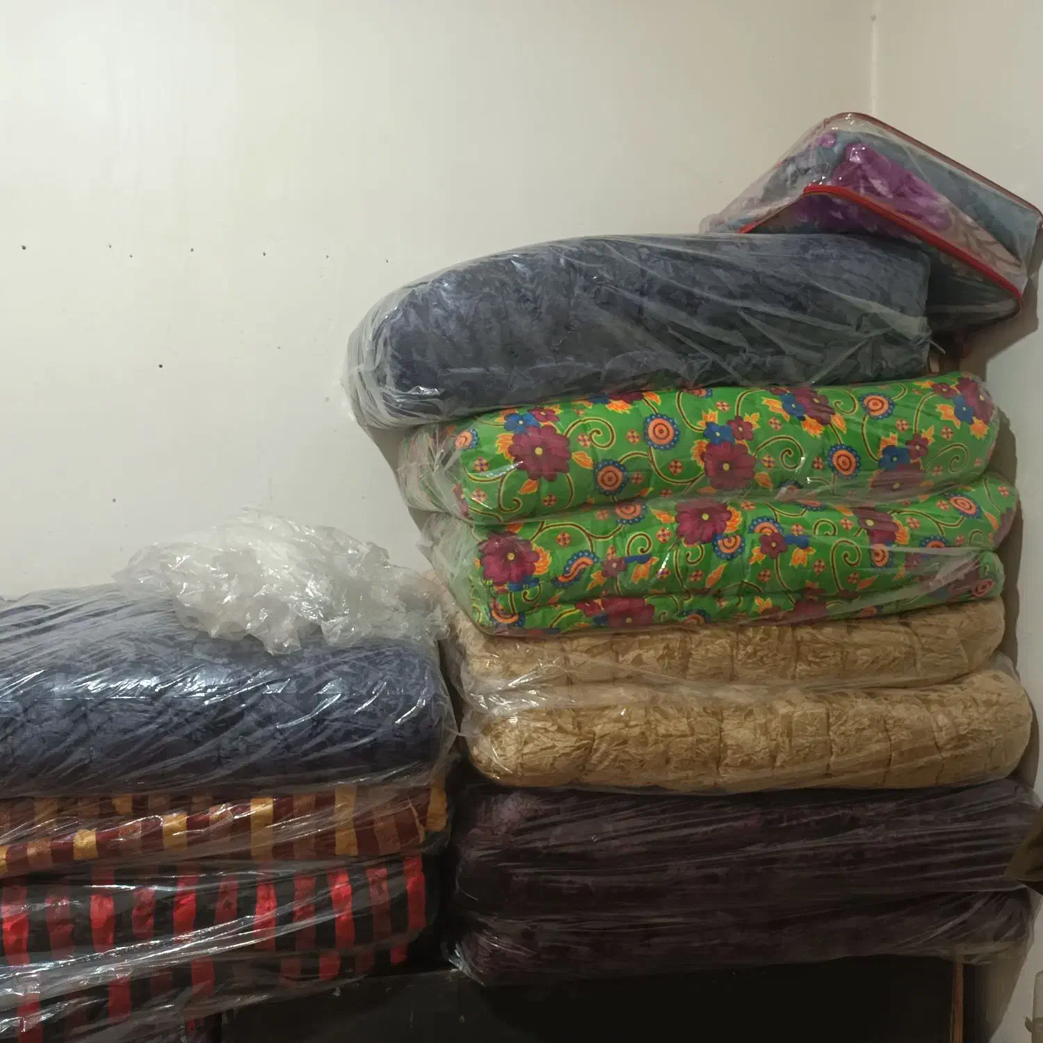 فقط پیام|رختخواب، بالش، پتو|خاش, |دیوار