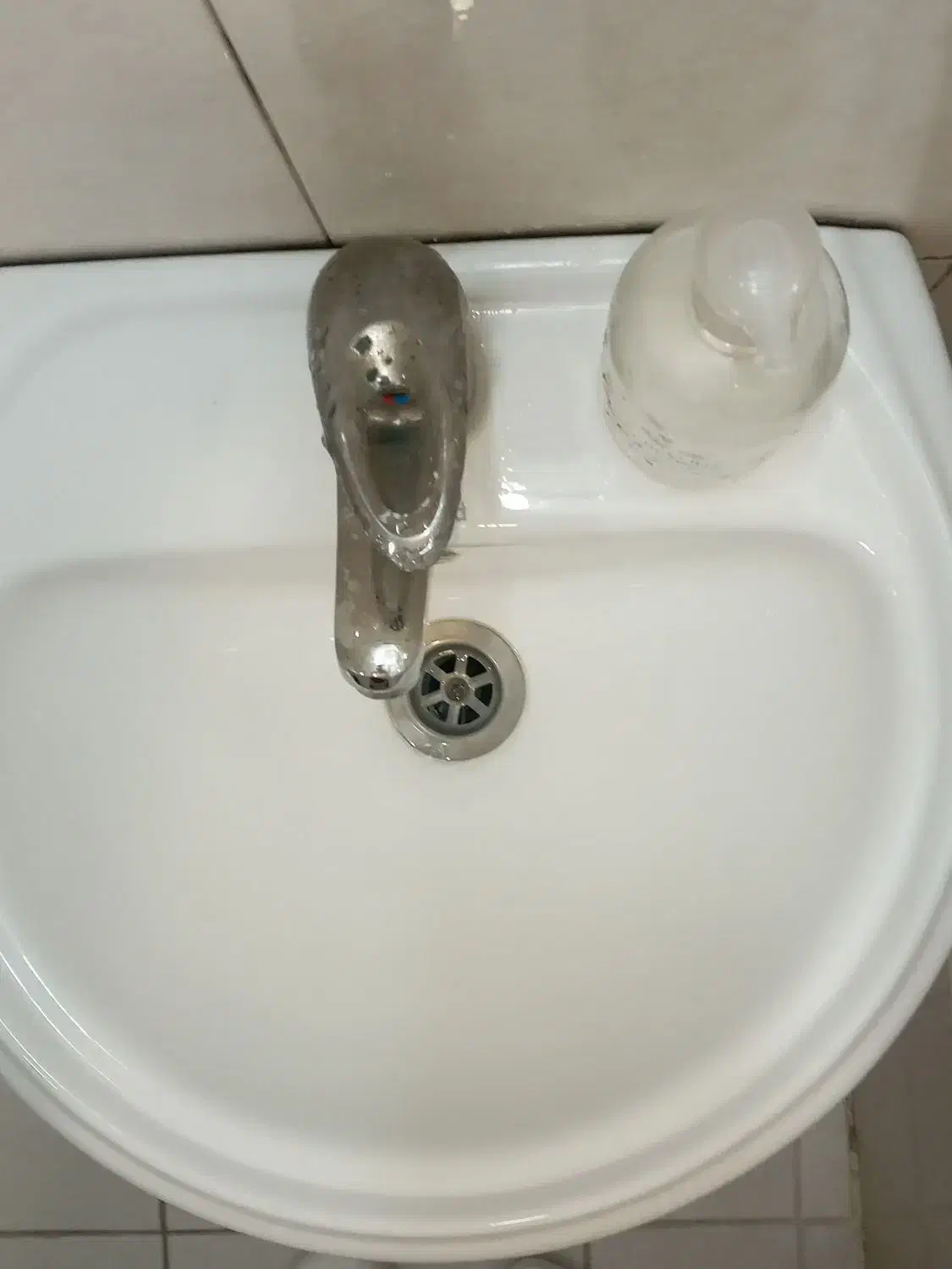 روشویی سرامیکی و شیر آب سالم|مصالح و تجهیزات ساختمان|تهران, امام زاده حسن|دیوار