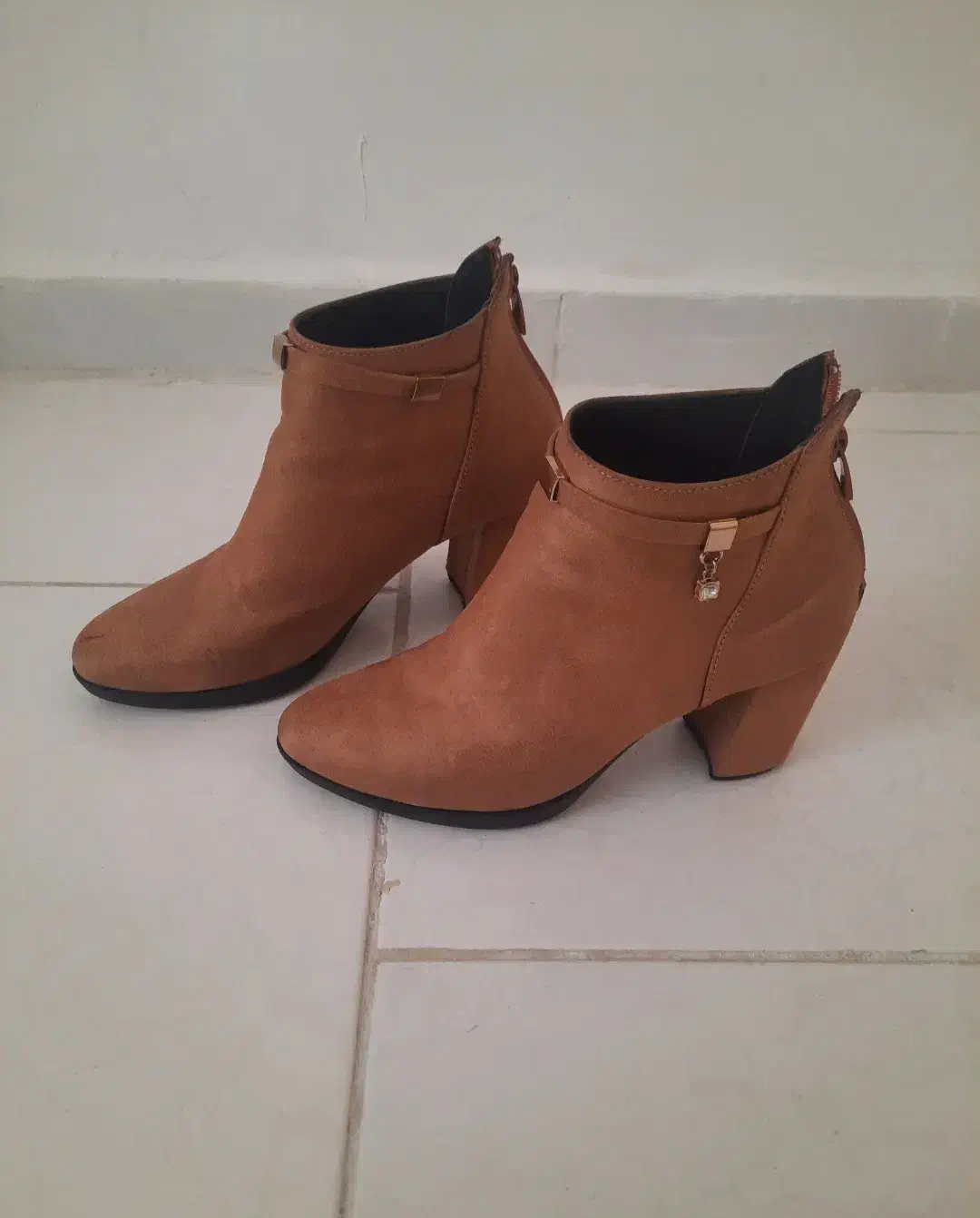 نیم بوت سایز ۳۹ ۴۰|کیف، کفش، کمربند|پرند, فاز ۴|دیوار