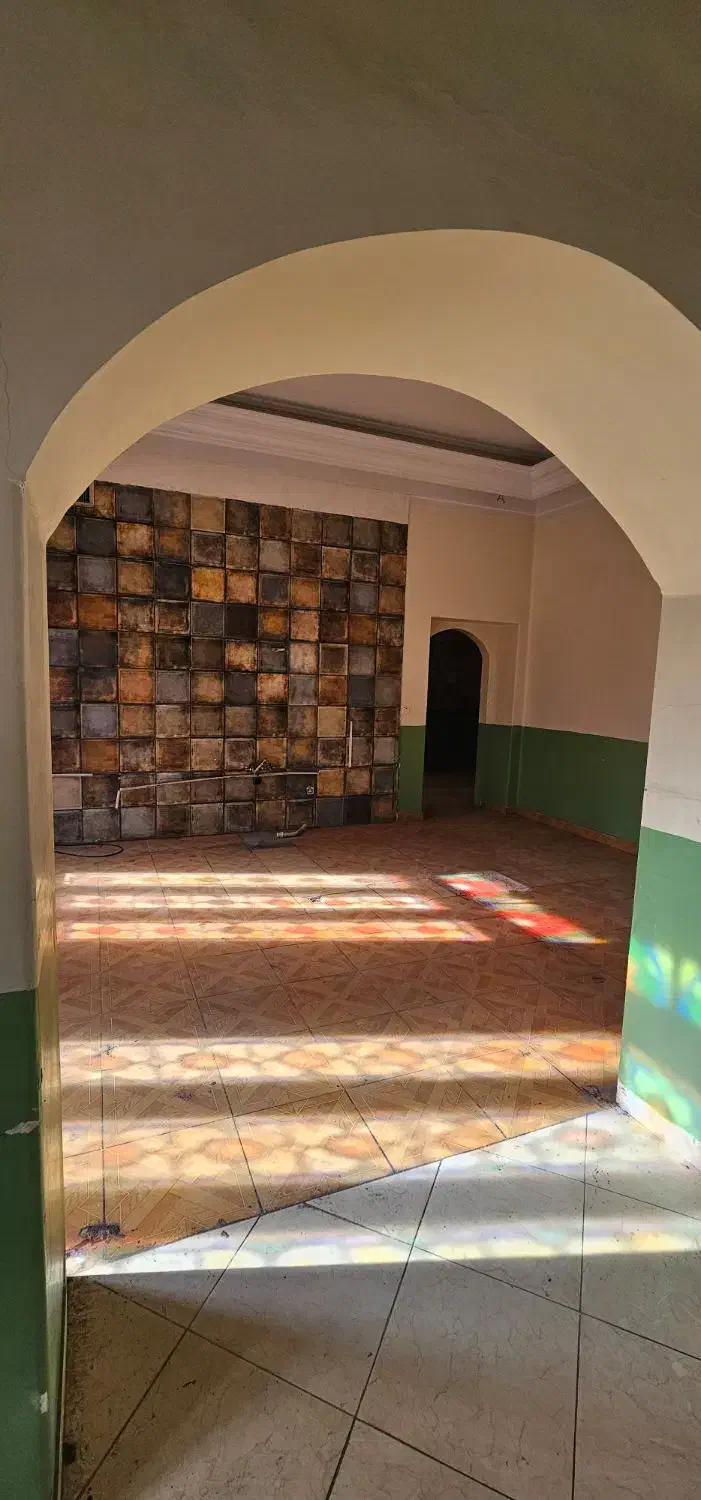 ۸۰۰ متر بنا با ۳۰۰ متر حیاط دربست خ نجات الهی