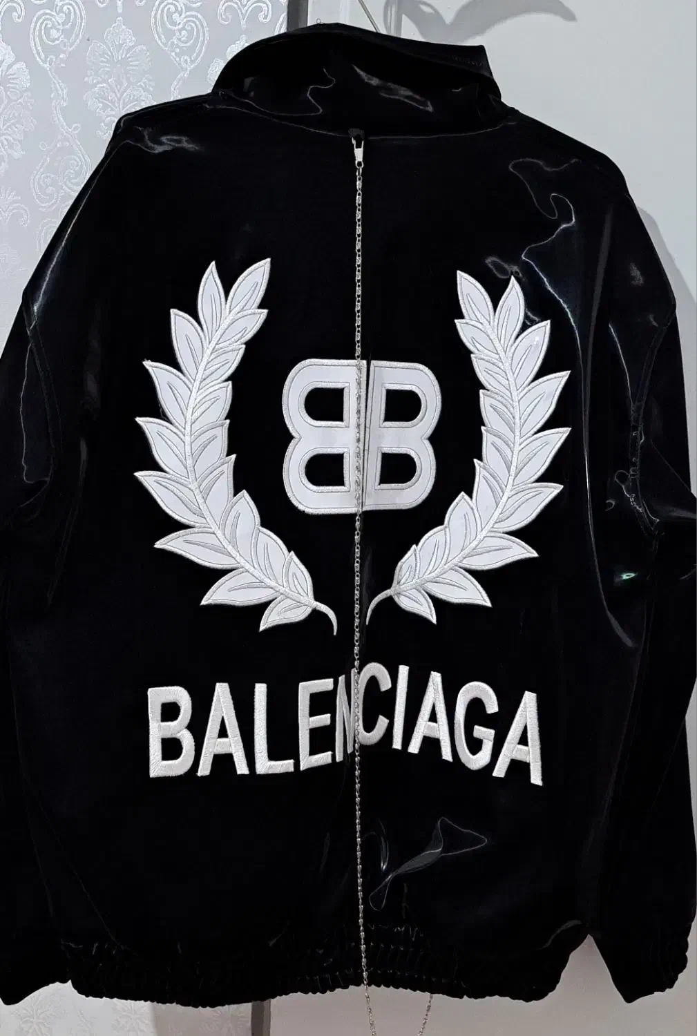 کاپشن|لباس|ایوان, |دیوار