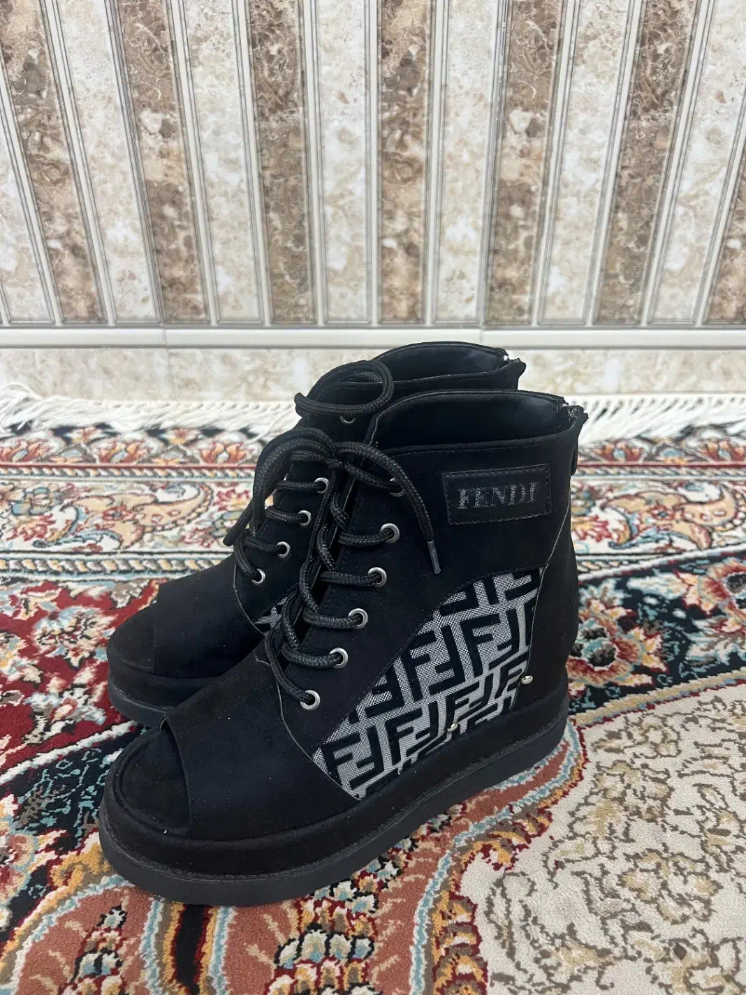 کفش|کیف، کفش، کمربند|تربتحیدریه, ترمینال|دیوار