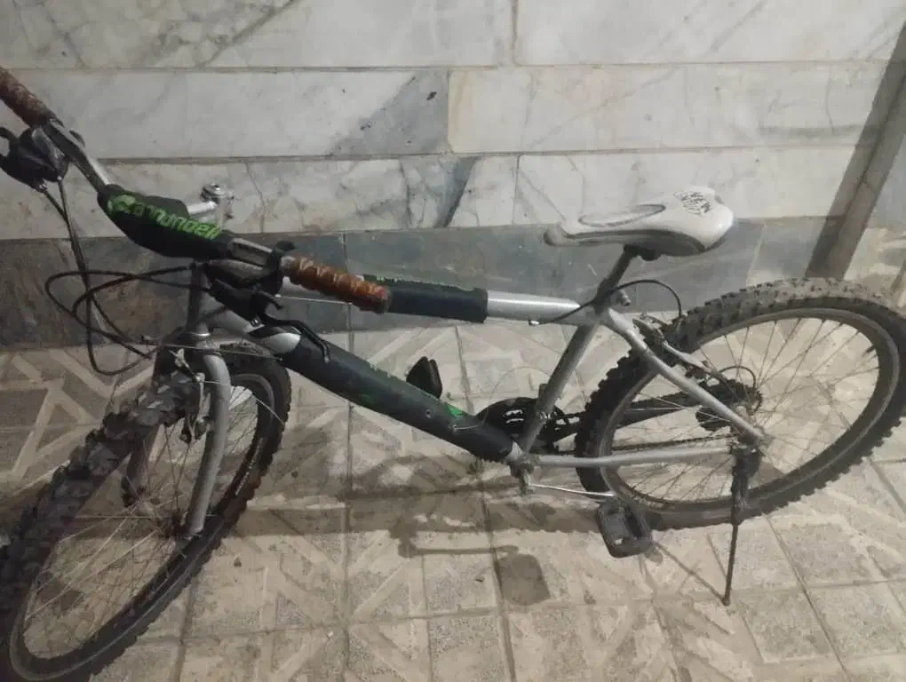 دوچرخه|دوچرخه، اسکیت، اسکوتر|قدس, شهرقدس|دیوار