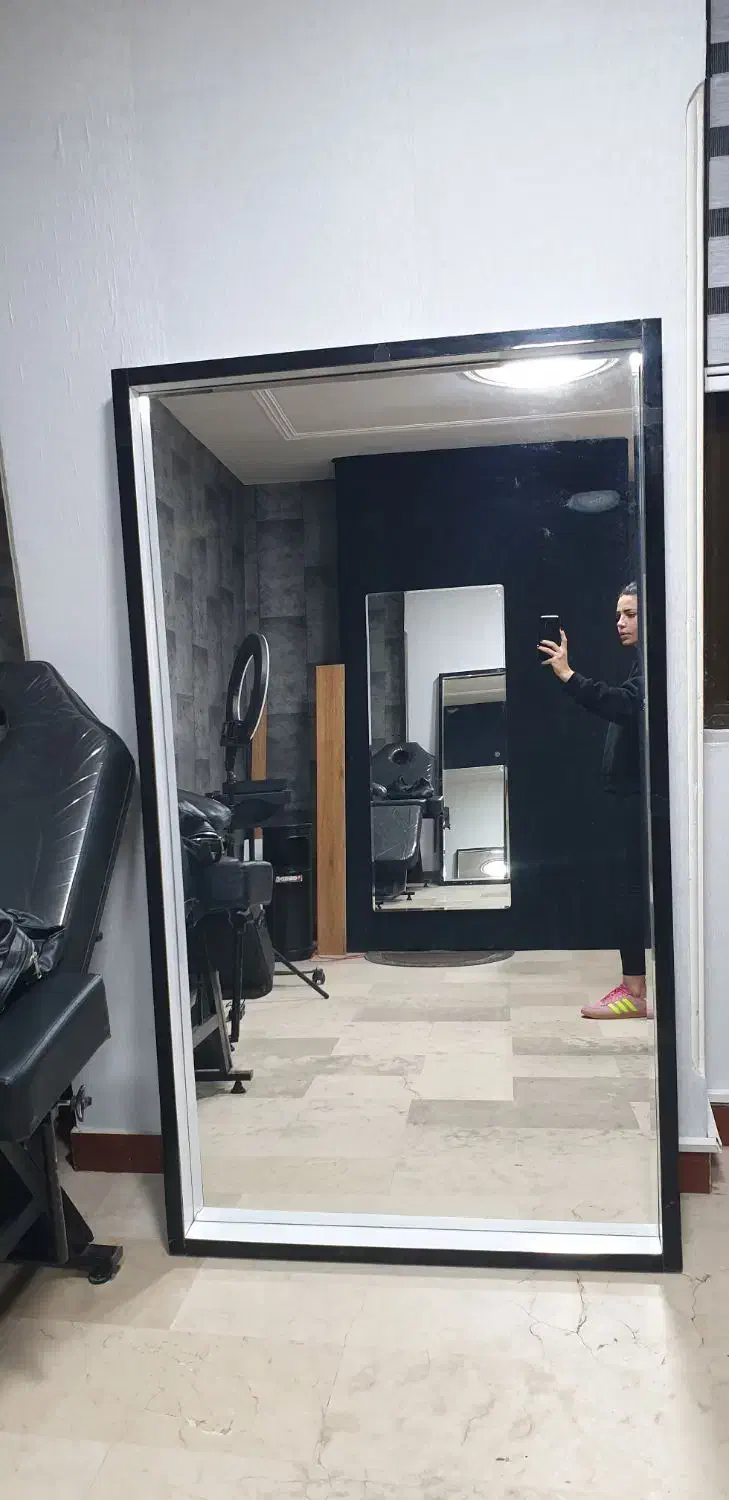 آینه قدی بزرگ با قاب مشکی|آرایشگاه و سالن‌های زیبایی|ساری, |دیوار