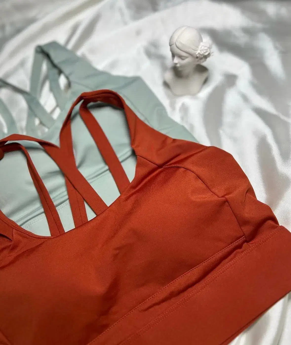 لباس زیر|لباس|رشت, سعدی (تختی)|دیوار