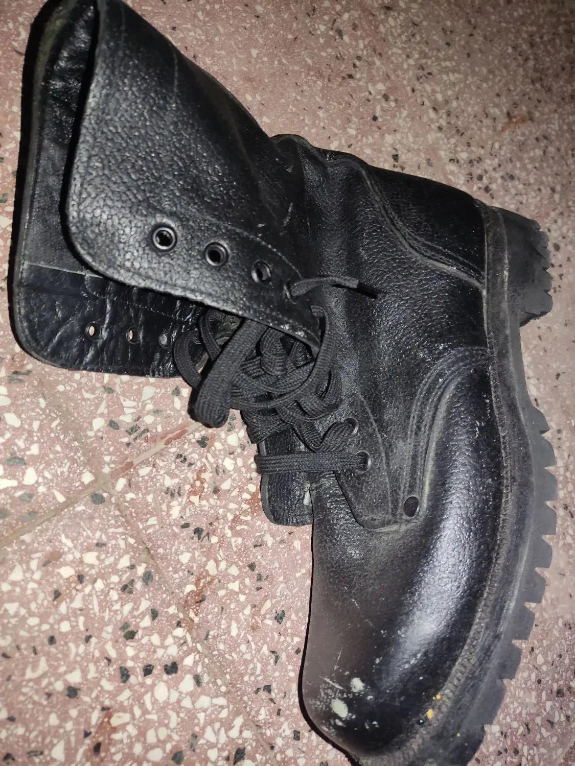 پوتین سربازی|کیف، کفش، کمربند|اسفراین, |دیوار