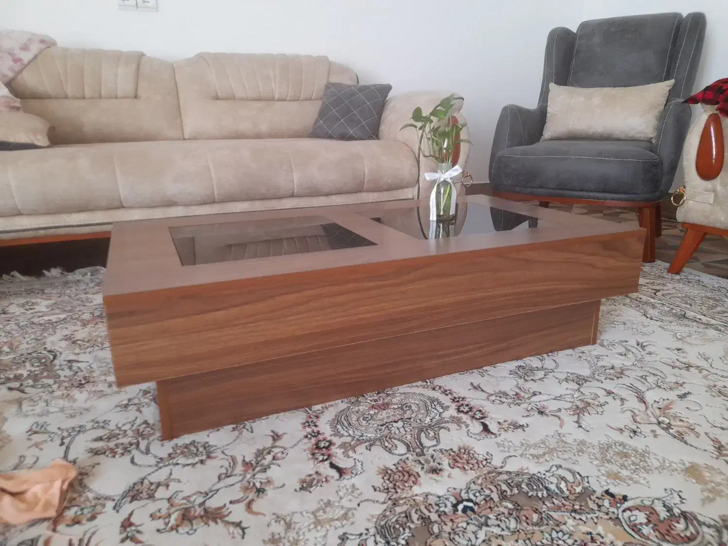 جلو مبلی ، جنس درجه یک .با کیفیت زیبا وخوشرنگ|مبلمان خانگی و میز عسلی|کوهدشت, |دیوار