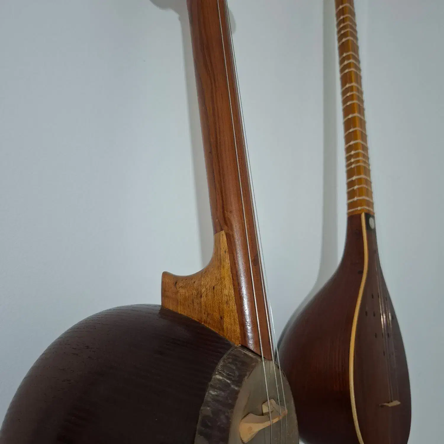 کمانچه با مهر بنیادی|سازهای سنتی|رشت, یخسازی|دیوار