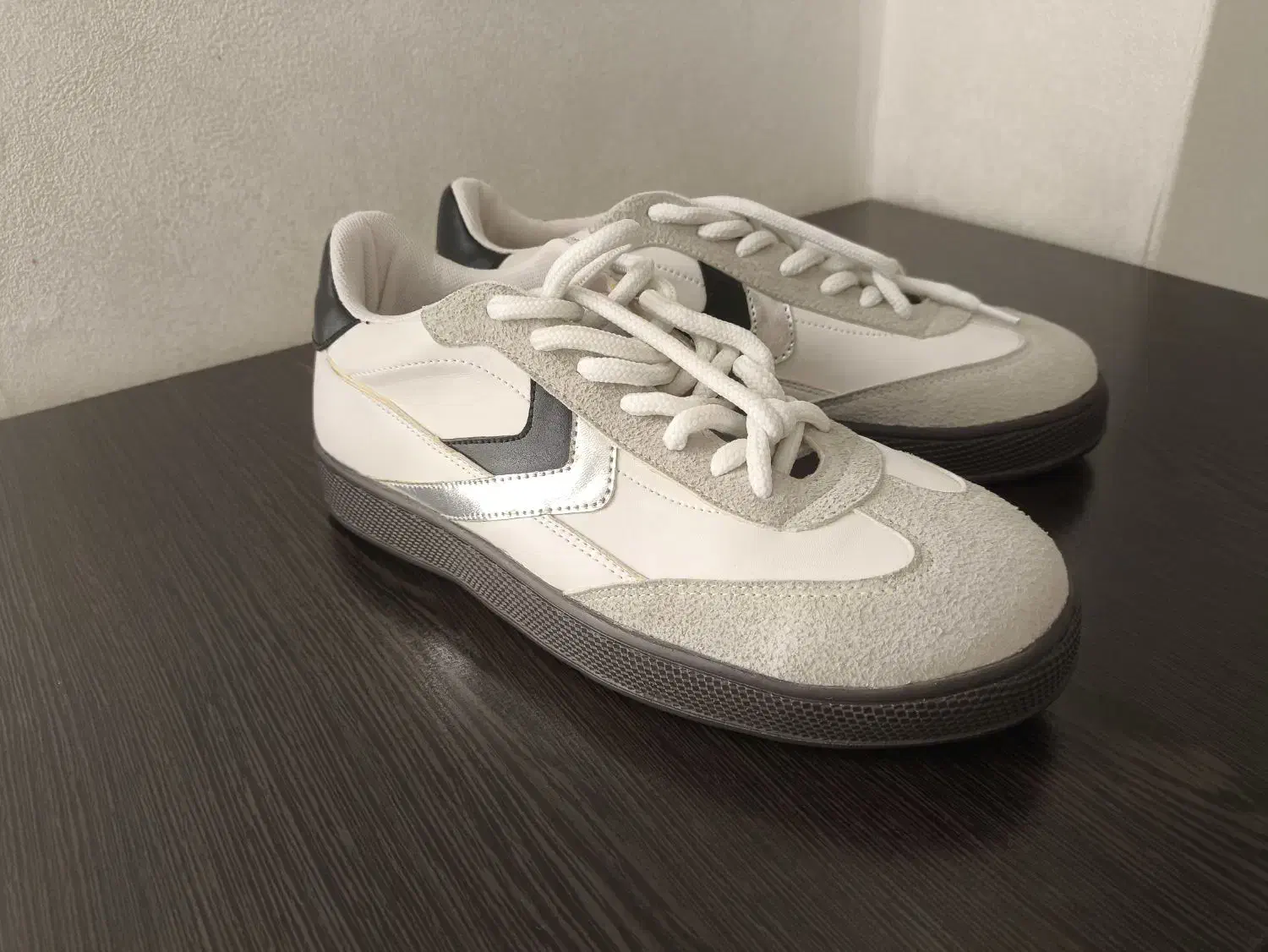 کفش کتونی|کیف، کفش، کمربند|ری, دیلمان|دیوار