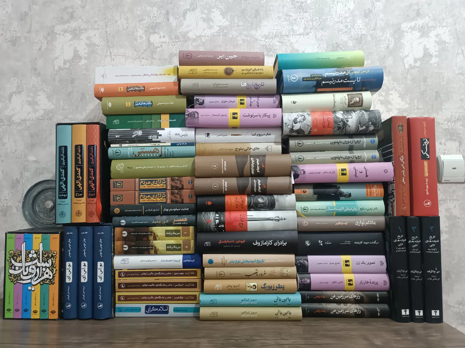 کتابهای رمان، ادبیات،تاریخ و فلسفه ایرانیوخارجی|کتاب و مجله ادبی|شیراز, فرگاز|دیوار