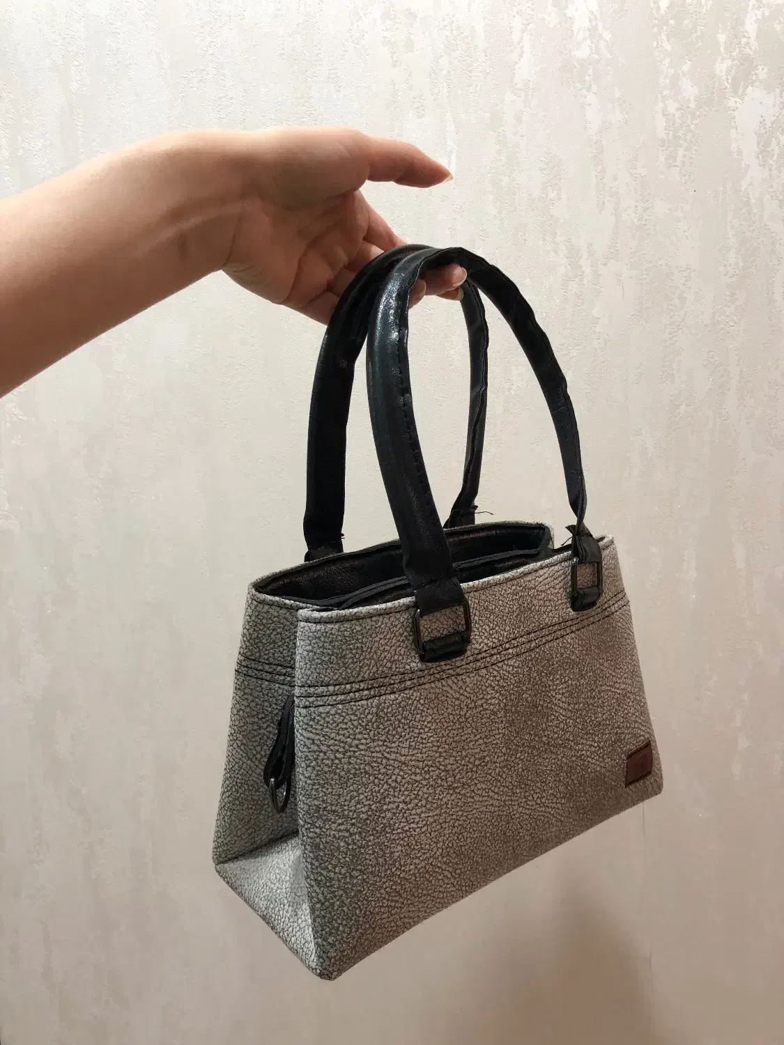 استخدام نیروی خانم در تولیدی کیف (سرویس وآموزش )|استخدام صنعتی، فنی، مهندسی|یزد, |دیوار