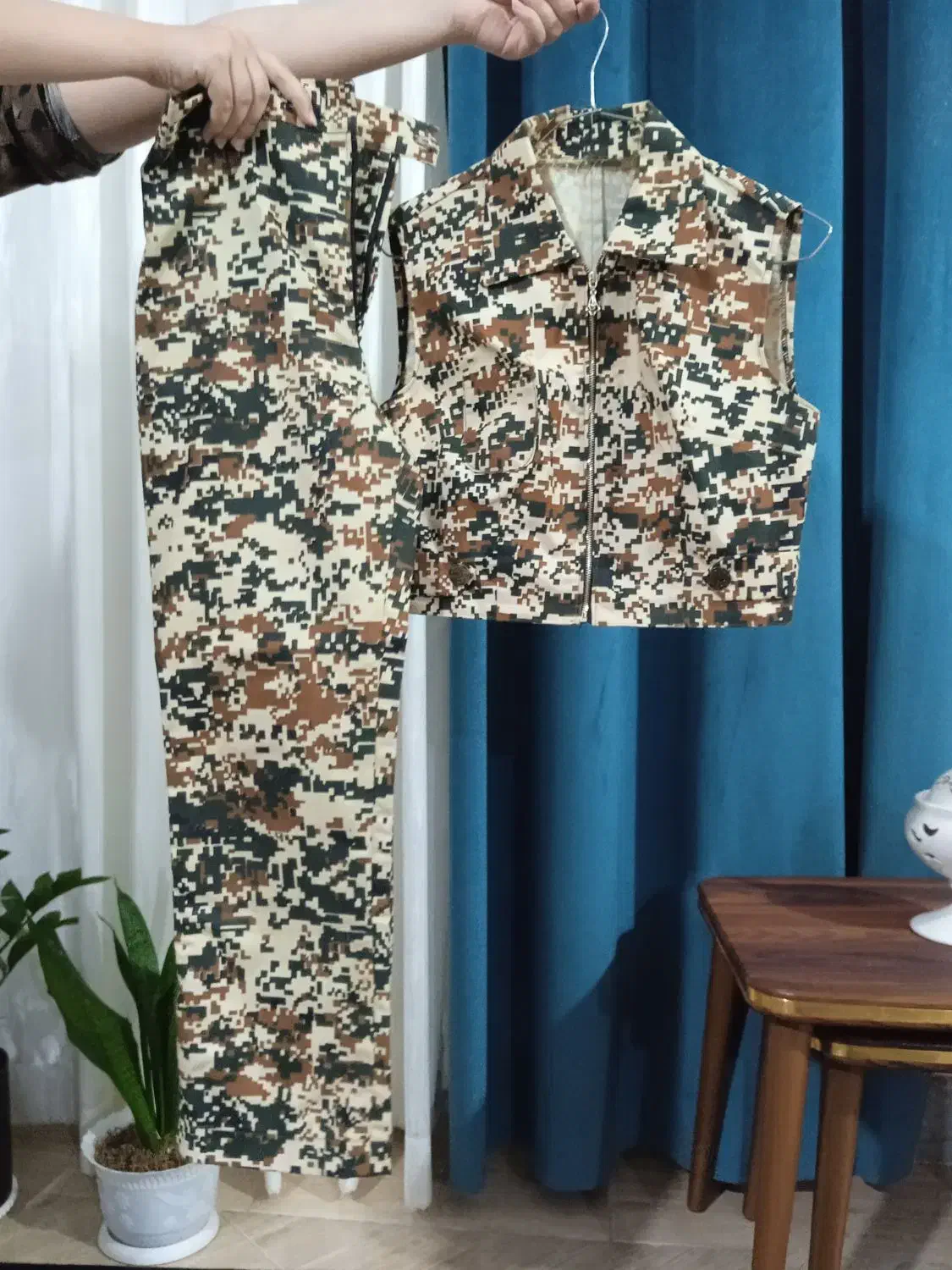 پوشاک|لباس|آشخانه, |دیوار