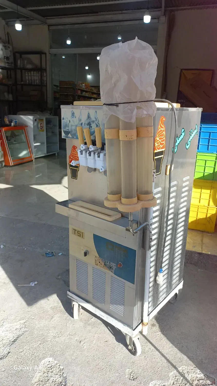 بستنی خیابانی نیکنام|کافیشاپ و رستوران|صحنه, |دیوار