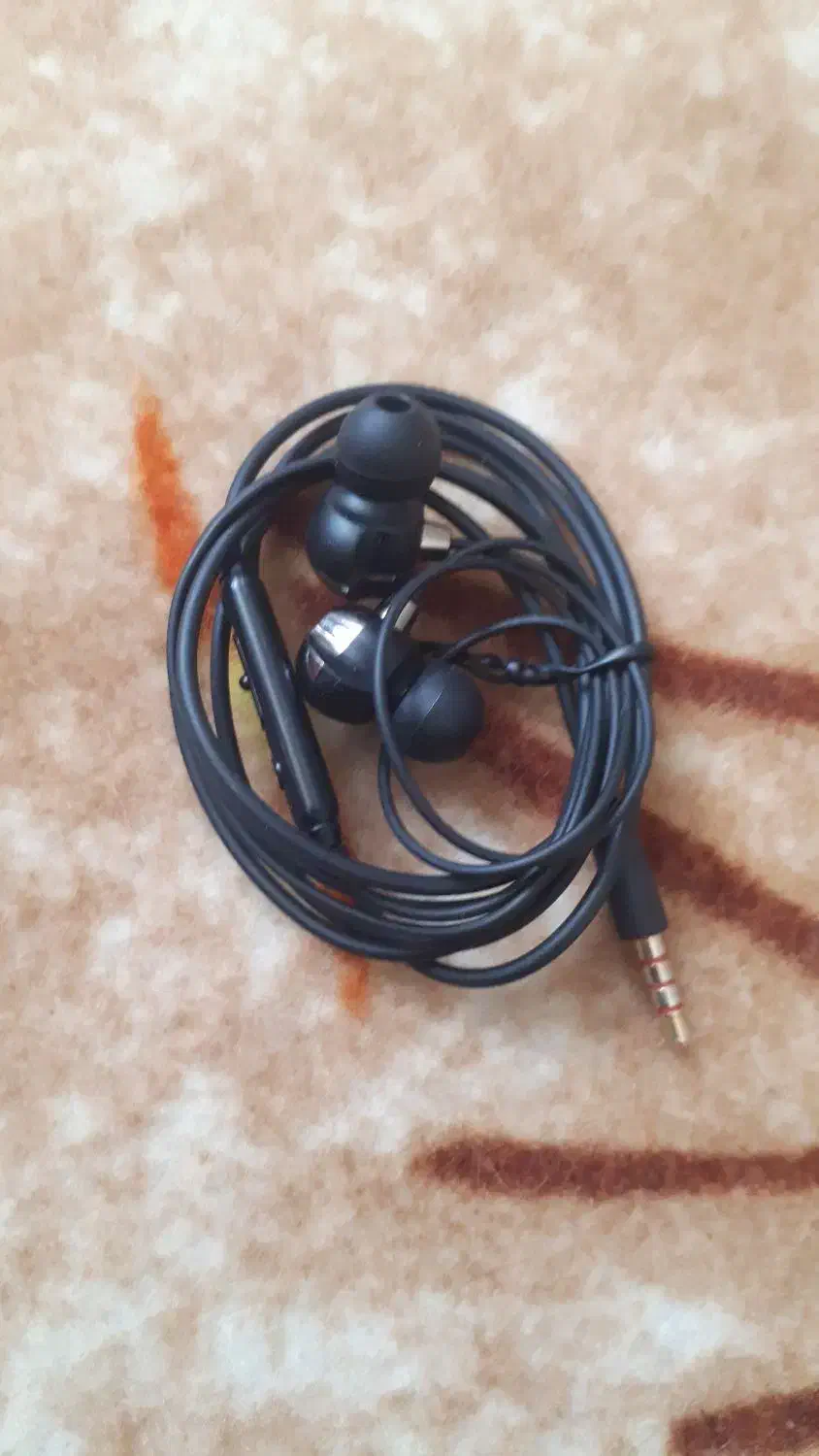 هنذفری نو سه روز نیست واسم اوردن ب گوشیم‌ نمیخوره|لوازم جانبی موبایل و تبلت|خرم‌آباد, |دیوار