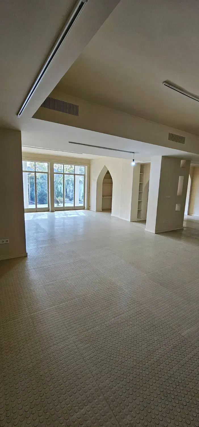 ۵۰۰متر بنا با ۳۰۰متر حیاط دربست پارک هنرمندان